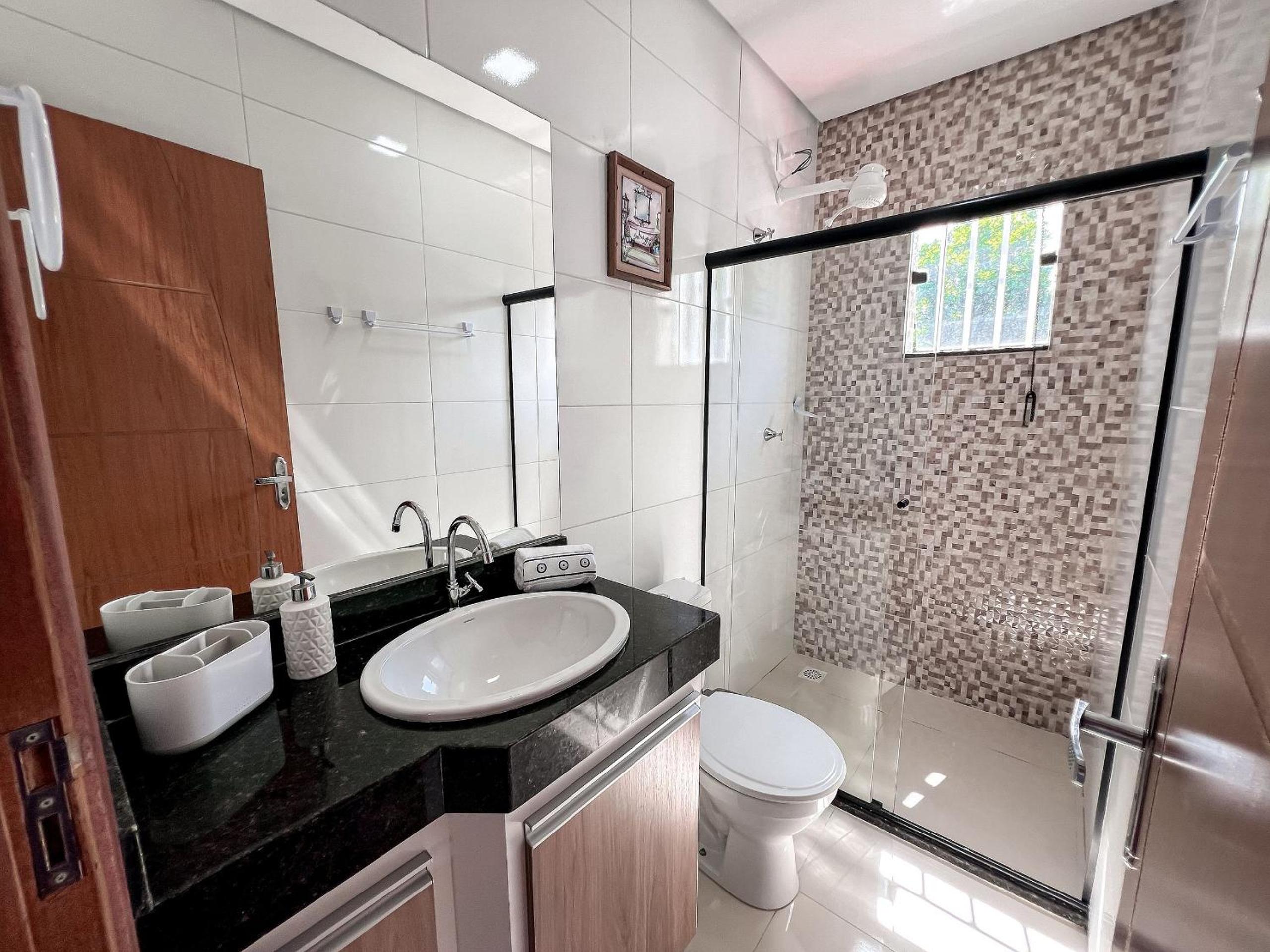 Apê pavimento superior com 3 quartos com ar condicionado, varanda e suite com vista para a piscina e internet privativa, a poucos metros da Praia de Tapera