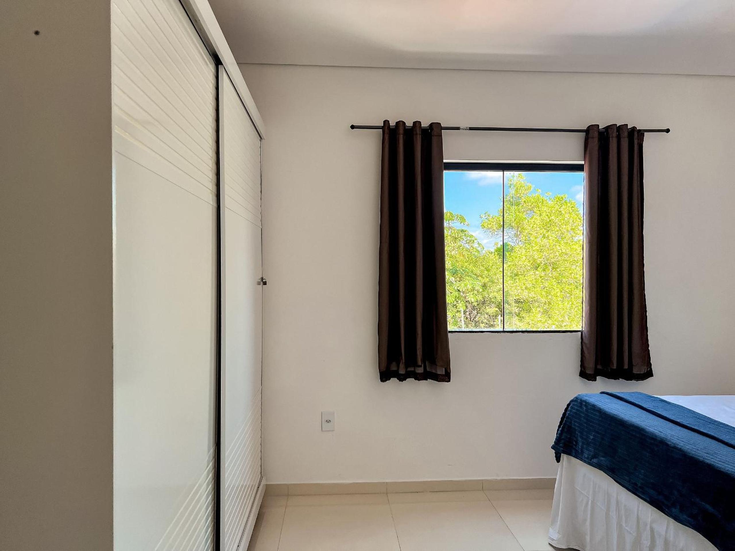 Apê pavimento superior com 3 quartos com ar condicionado, varanda e suite com vista para a piscina e internet privativa, a poucos metros da Praia de Tapera