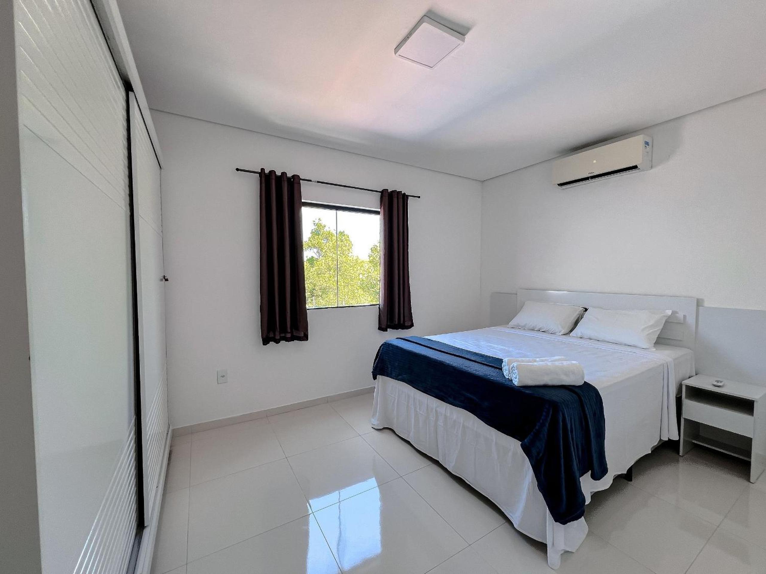 Apê pavimento superior com 3 quartos com ar condicionado, varanda e suite com vista para a piscina e internet privativa, a poucos metros da Praia de Tapera