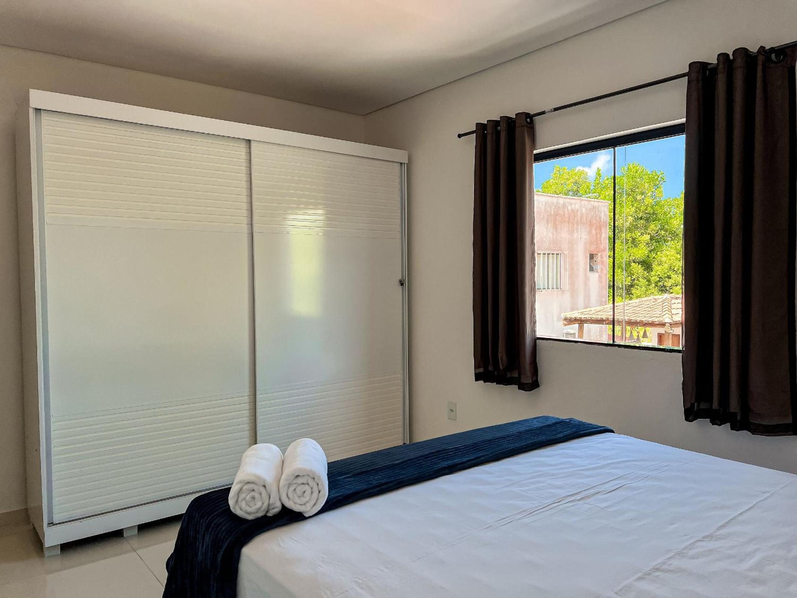 Apê pavimento superior com 3 quartos com ar condicionado, varanda e suite com vista para a piscina e internet privativa, a poucos metros da Praia de Tapera