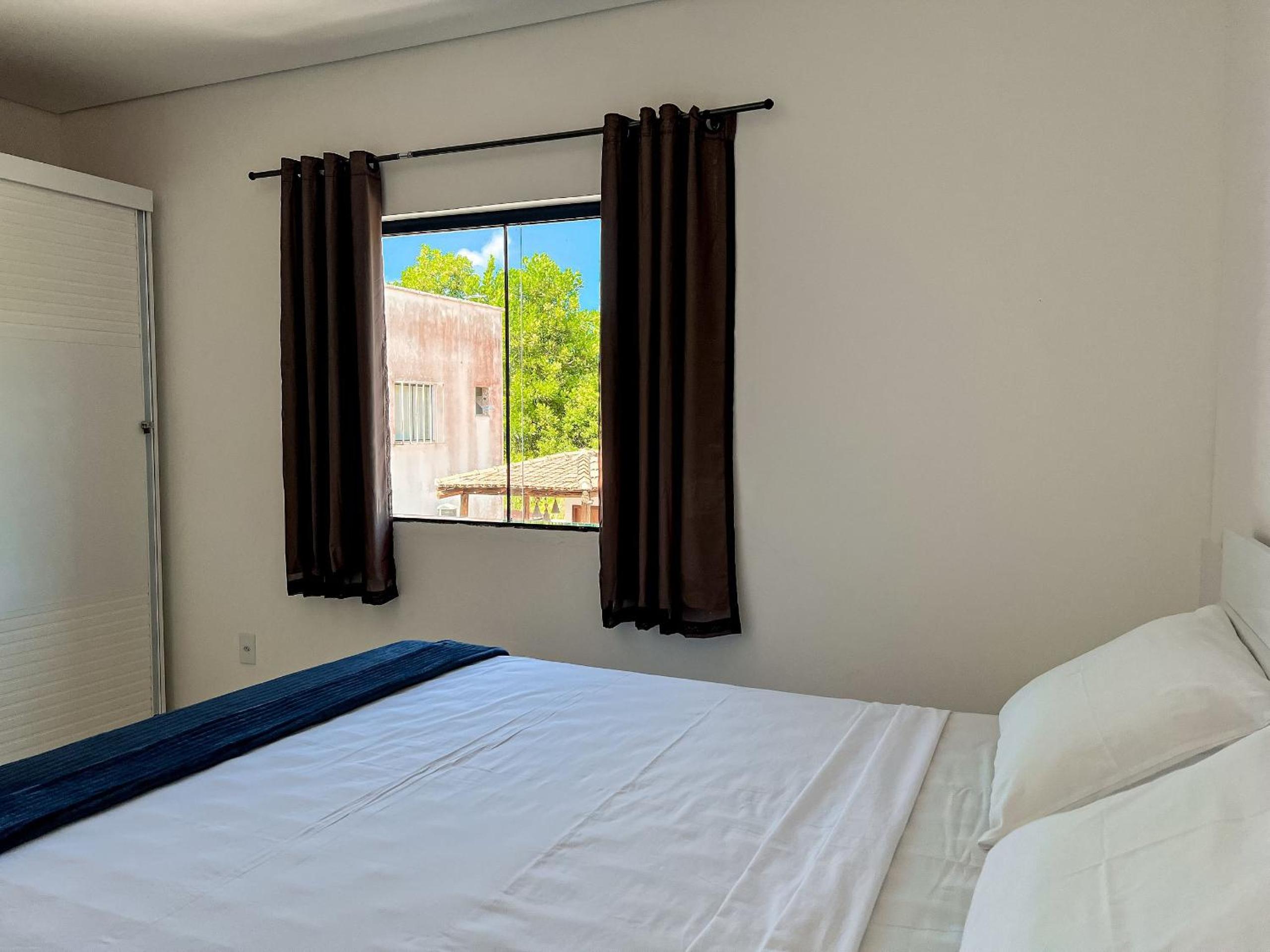 Apê pavimento superior com 3 quartos com ar condicionado, varanda e suite com vista para a piscina e internet privativa, a poucos metros da Praia de Tapera