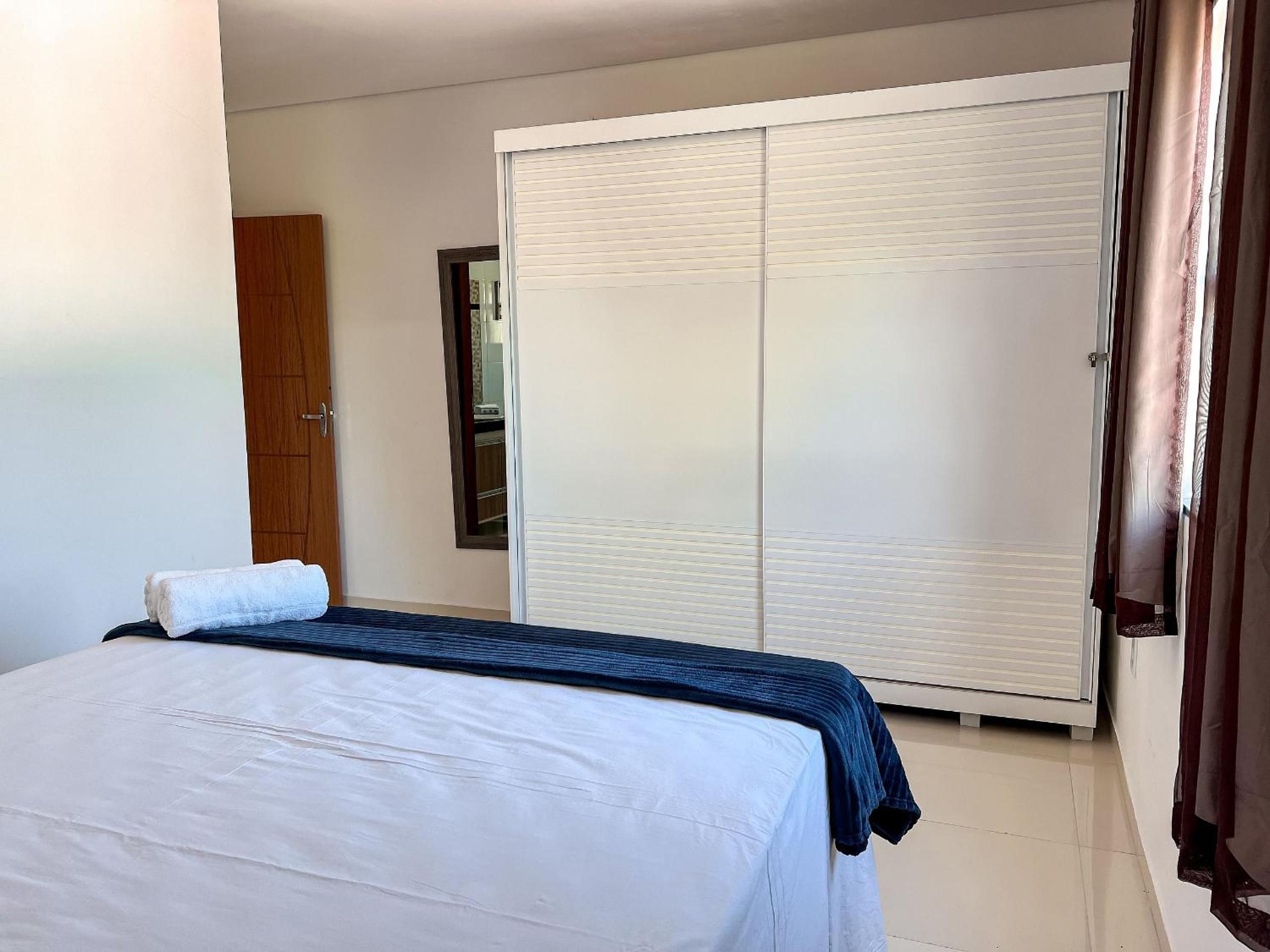 Apê pavimento superior com 3 quartos com ar condicionado, varanda e suite com vista para a piscina e internet privativa, a poucos metros da Praia de Tapera