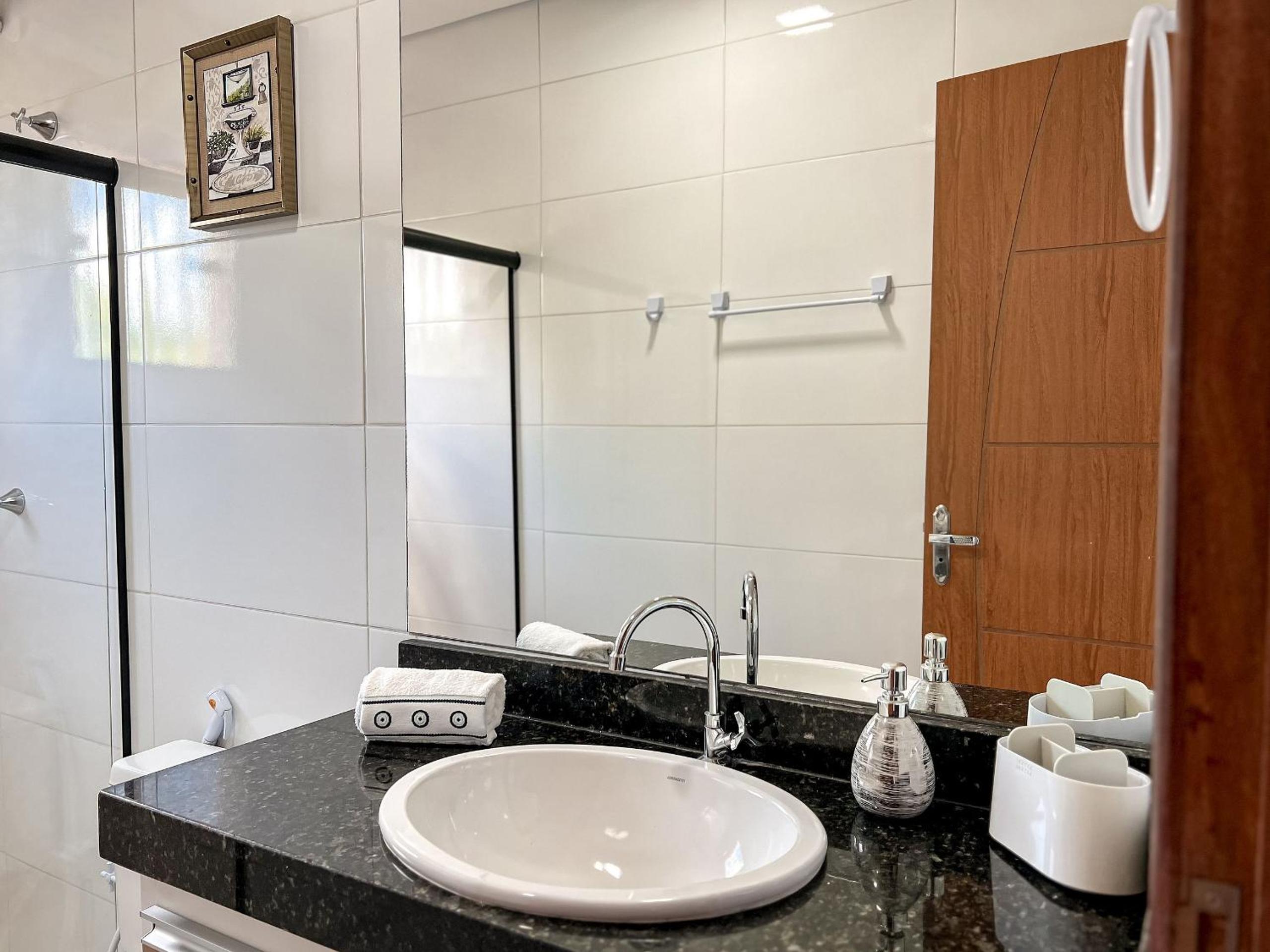 Apê pavimento superior com 3 quartos com ar condicionado, varanda e suite com vista para a piscina e internet privativa, a poucos metros da Praia de Tapera