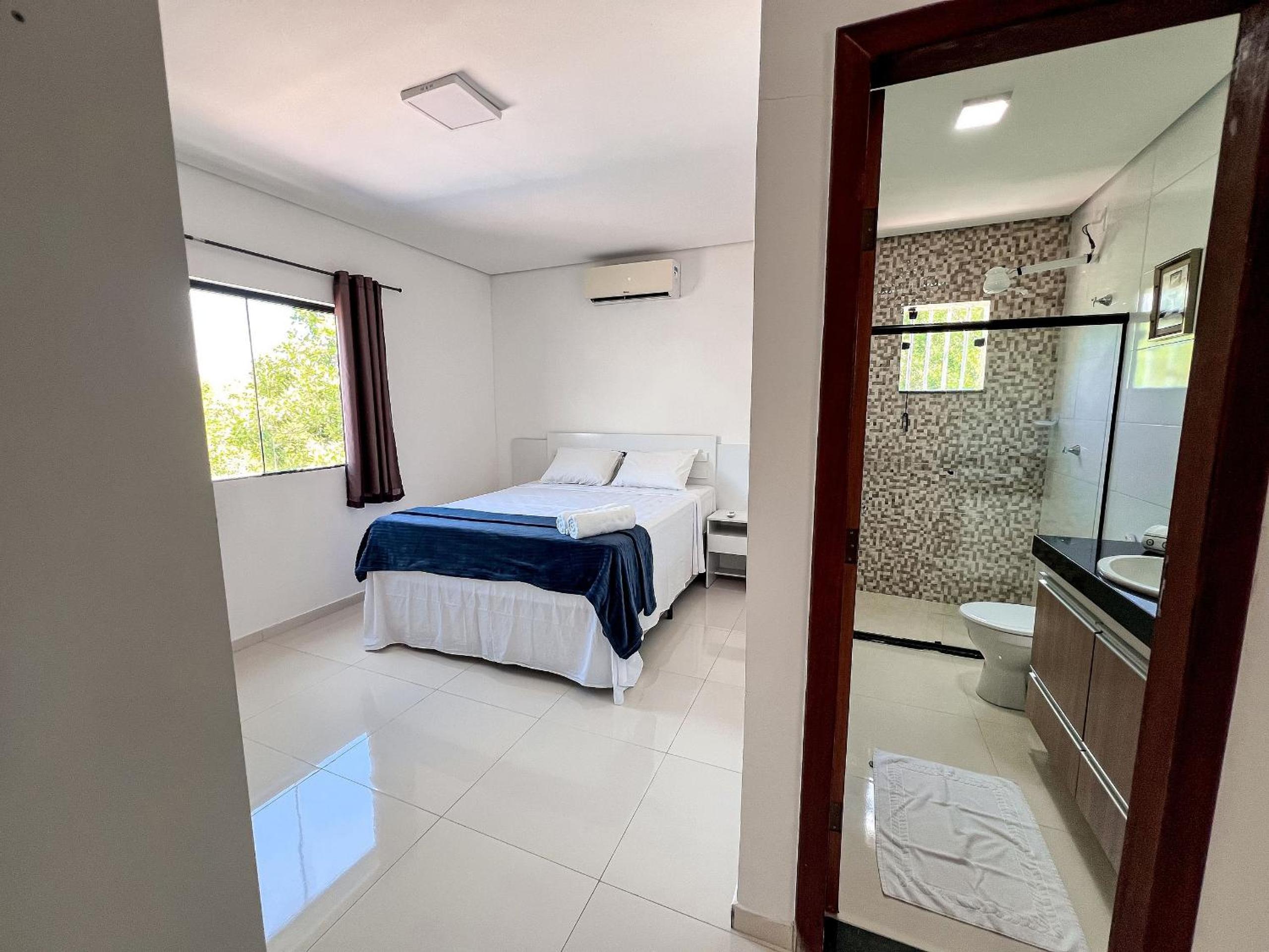 Apê pavimento superior com 3 quartos com ar condicionado, varanda e suite com vista para a piscina e internet privativa, a poucos metros da Praia de Tapera