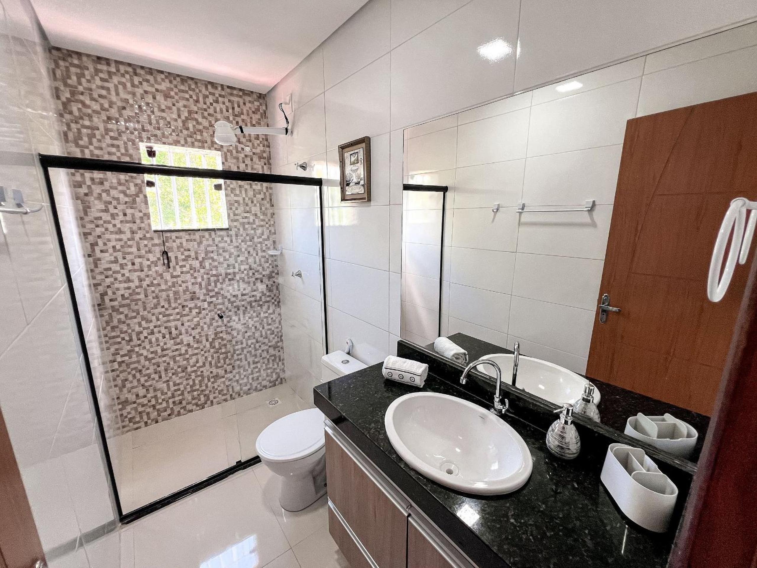Apê pavimento superior com 3 quartos com ar condicionado, varanda e suite com vista para a piscina e internet privativa, a poucos metros da Praia de Tapera