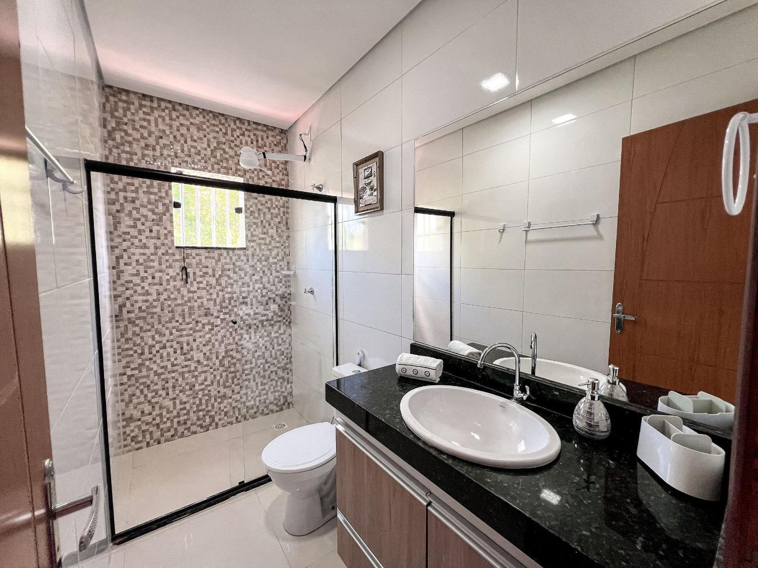 Apê pavimento superior com 3 quartos com ar condicionado, varanda e suite com vista para a piscina e internet privativa, a poucos metros da Praia de Tapera