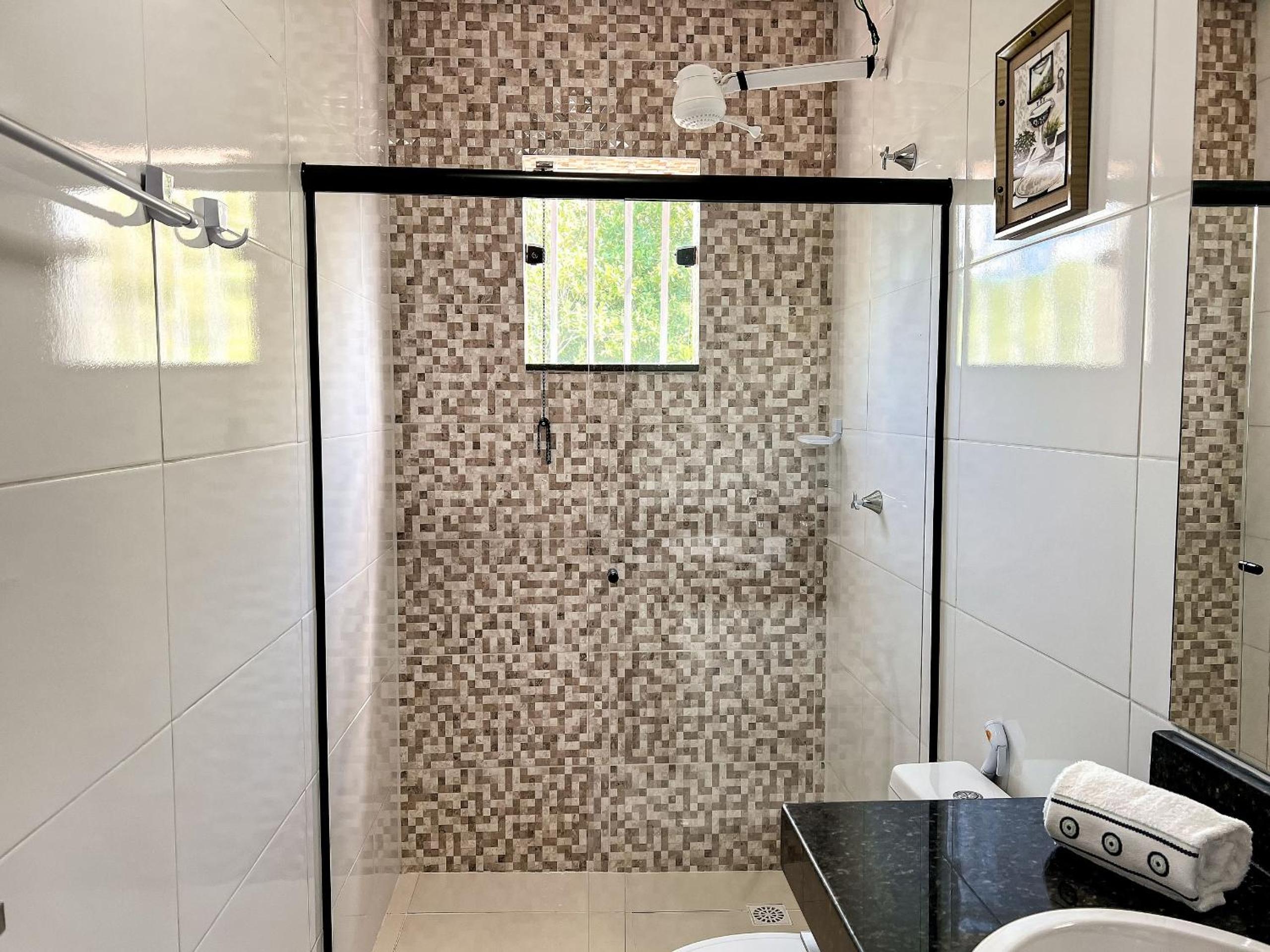 Apê pavimento superior com 3 quartos com ar condicionado, varanda e suite com vista para a piscina e internet privativa, a poucos metros da Praia de Tapera