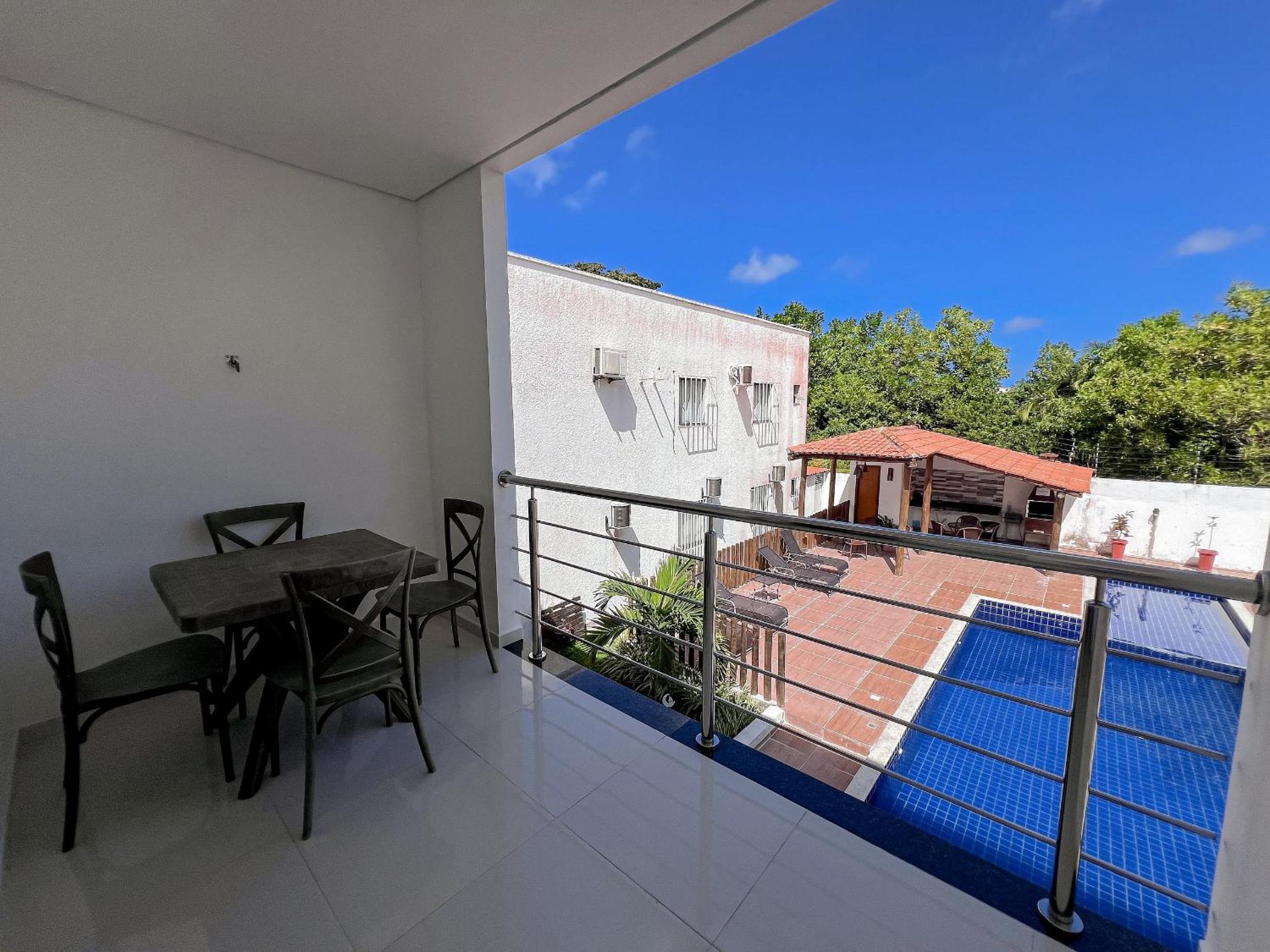 Apê pavimento superior com 3 quartos com ar condicionado, varanda e suite com vista para a piscina e internet privativa, a poucos metros da Praia de Tapera