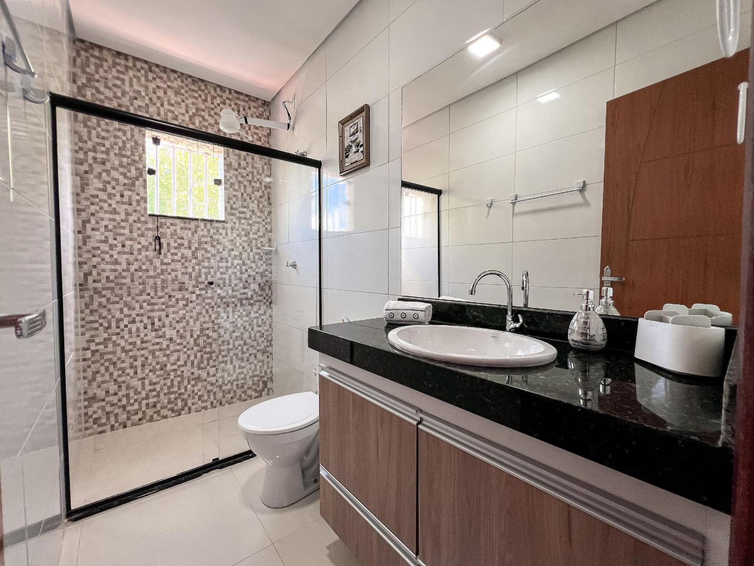 Apê pavimento superior com 3 quartos com ar condicionado, varanda e suite com vista para a piscina e internet privativa, a poucos metros da Praia de Tapera