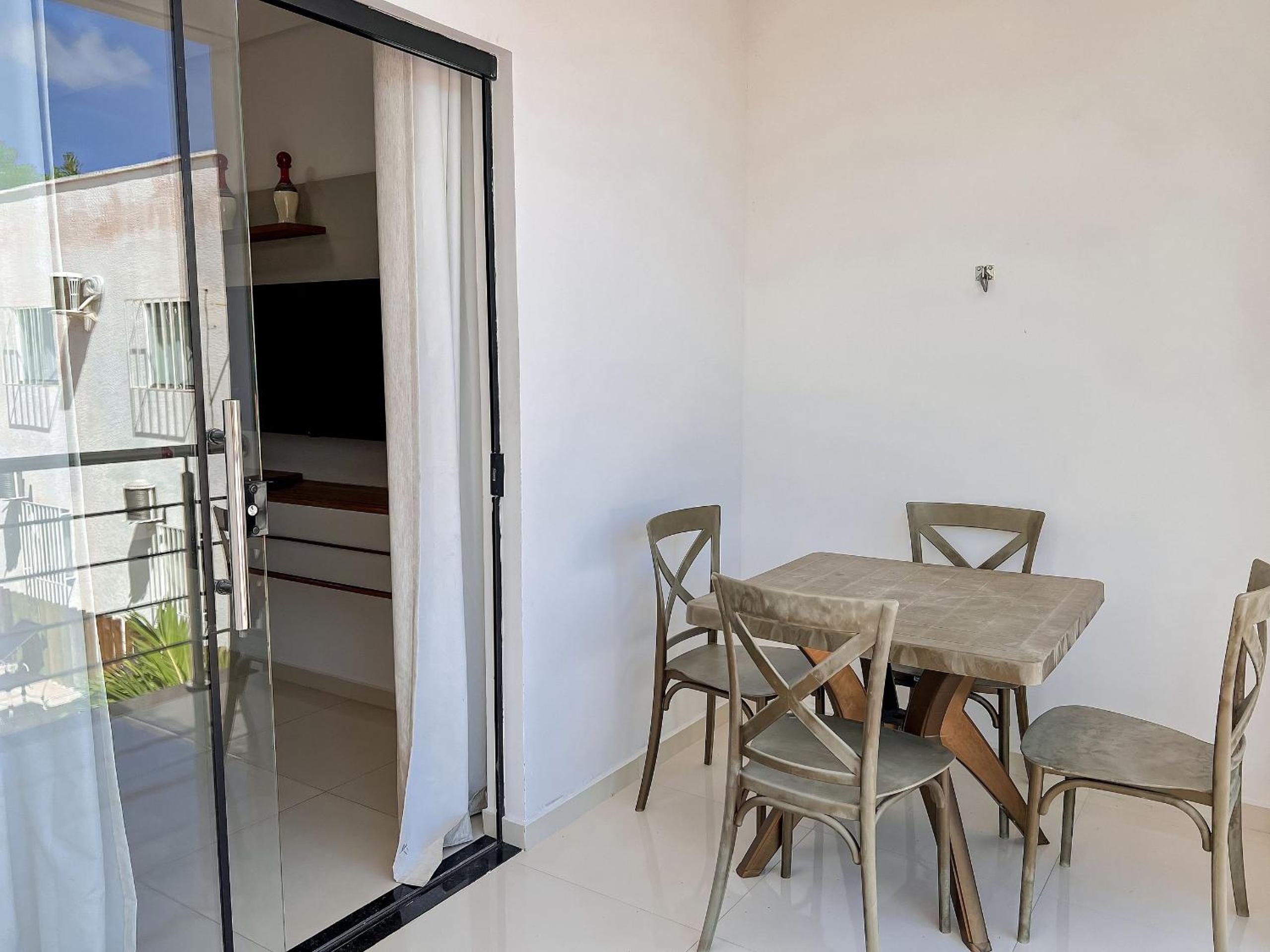 Apê pavimento superior com 3 quartos com ar condicionado, varanda e suite com vista para a piscina e internet privativa, a poucos metros da Praia de Tapera