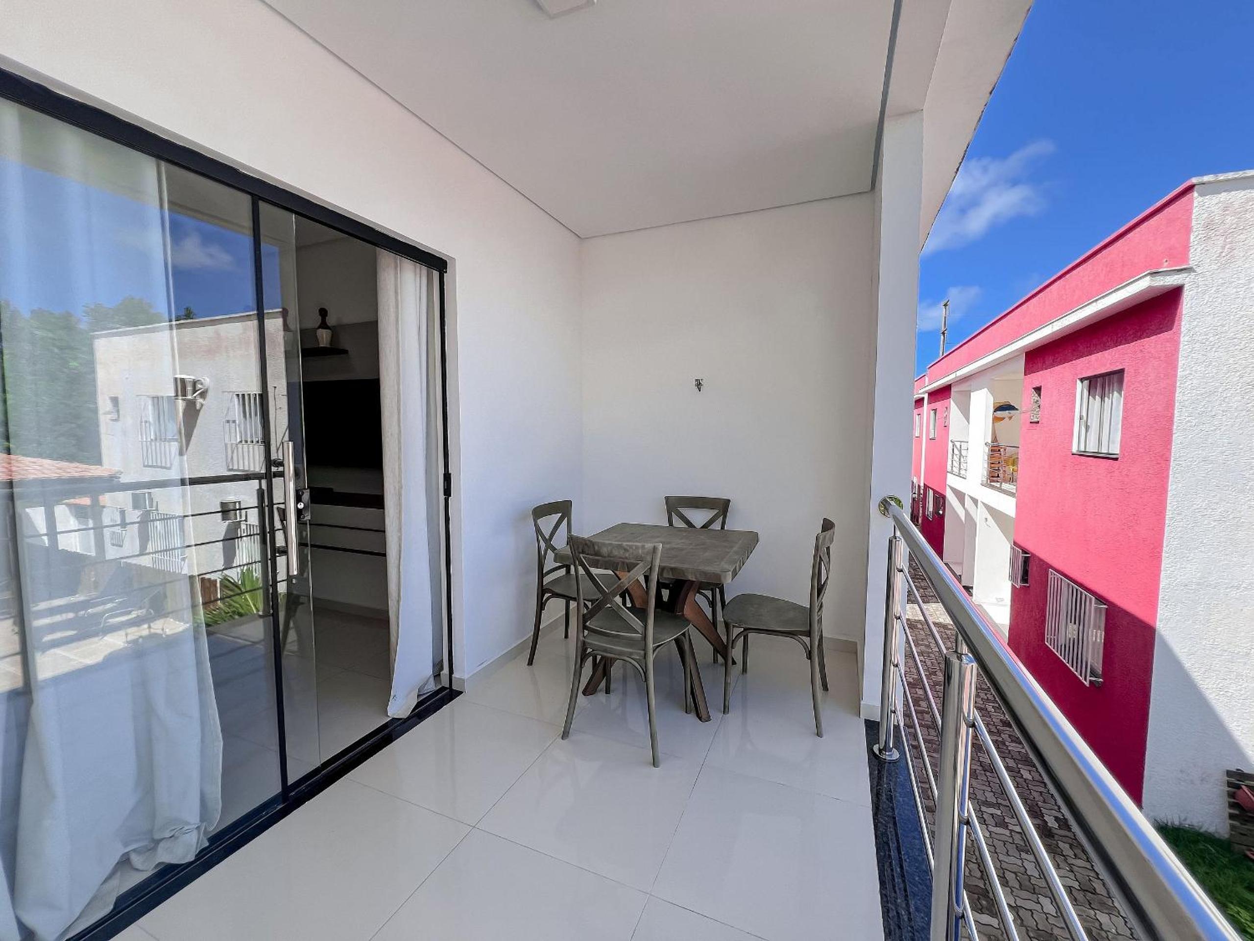 Apê pavimento superior com 3 quartos com ar condicionado, varanda e suite com vista para a piscina e internet privativa, a poucos metros da Praia de Tapera