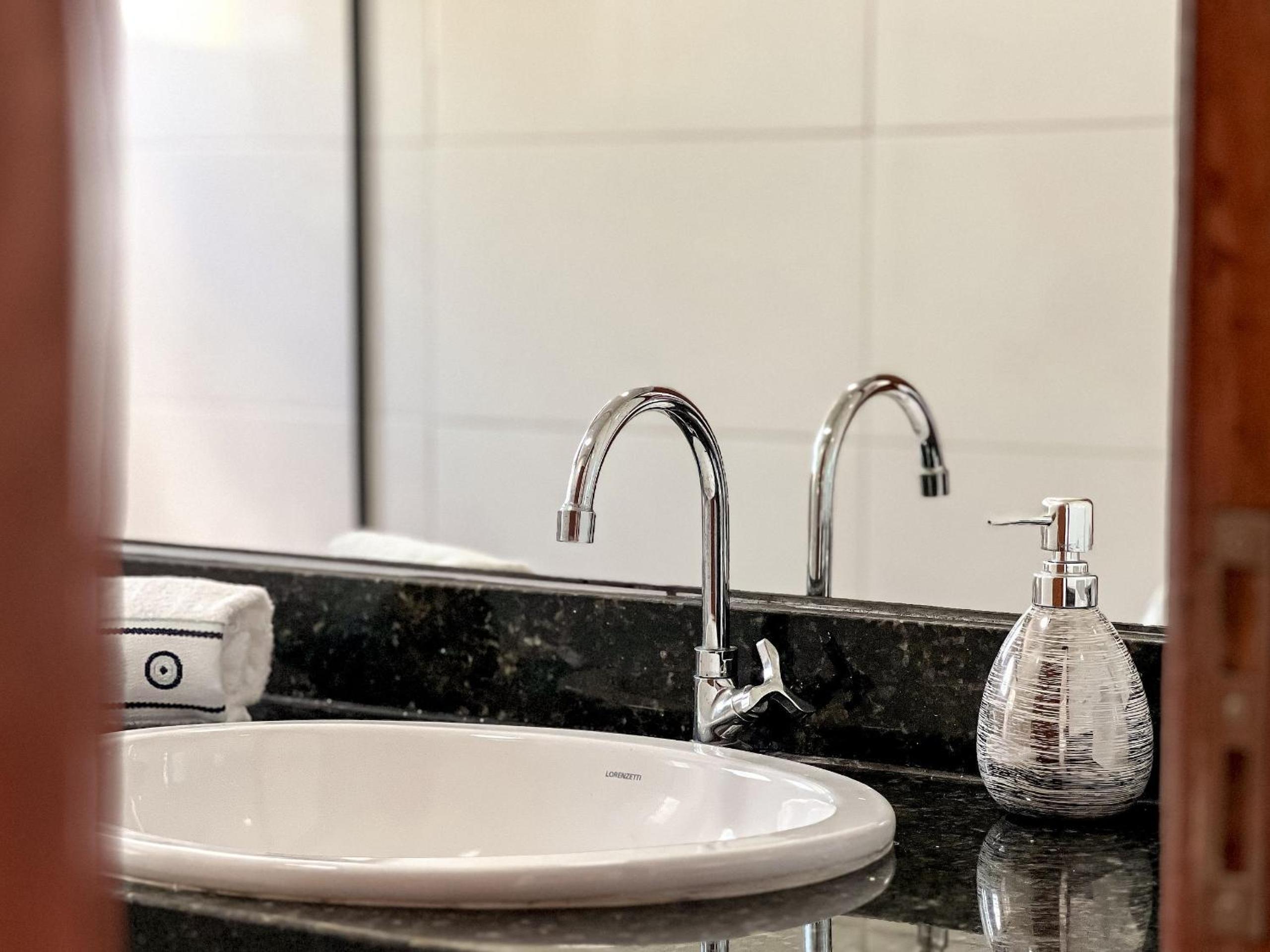 Apê pavimento superior com 3 quartos com ar condicionado, varanda e suite com vista para a piscina e internet privativa, a poucos metros da Praia de Tapera