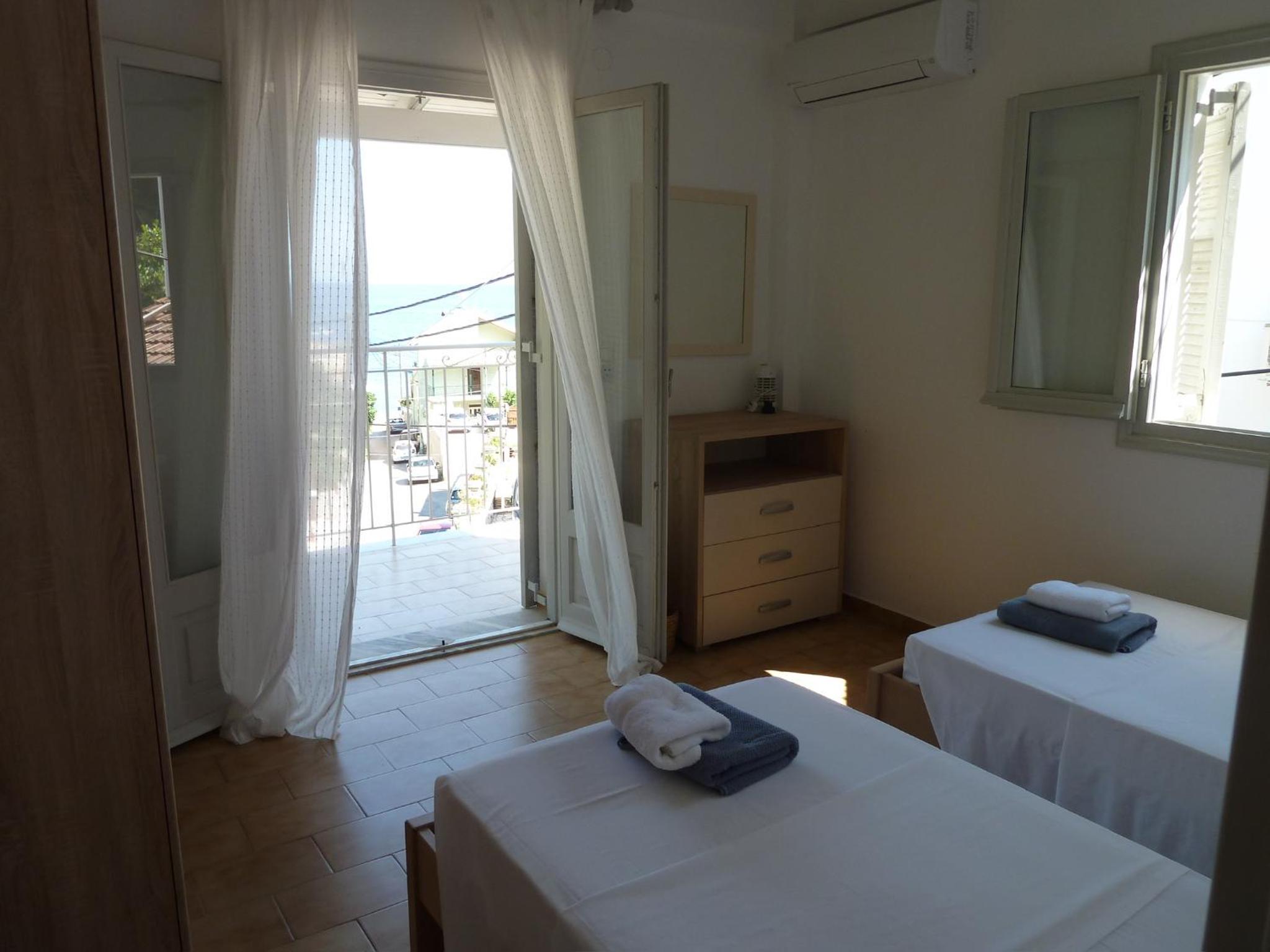 Mandraki House Upper, 100m from Kaminaki Beach view 4