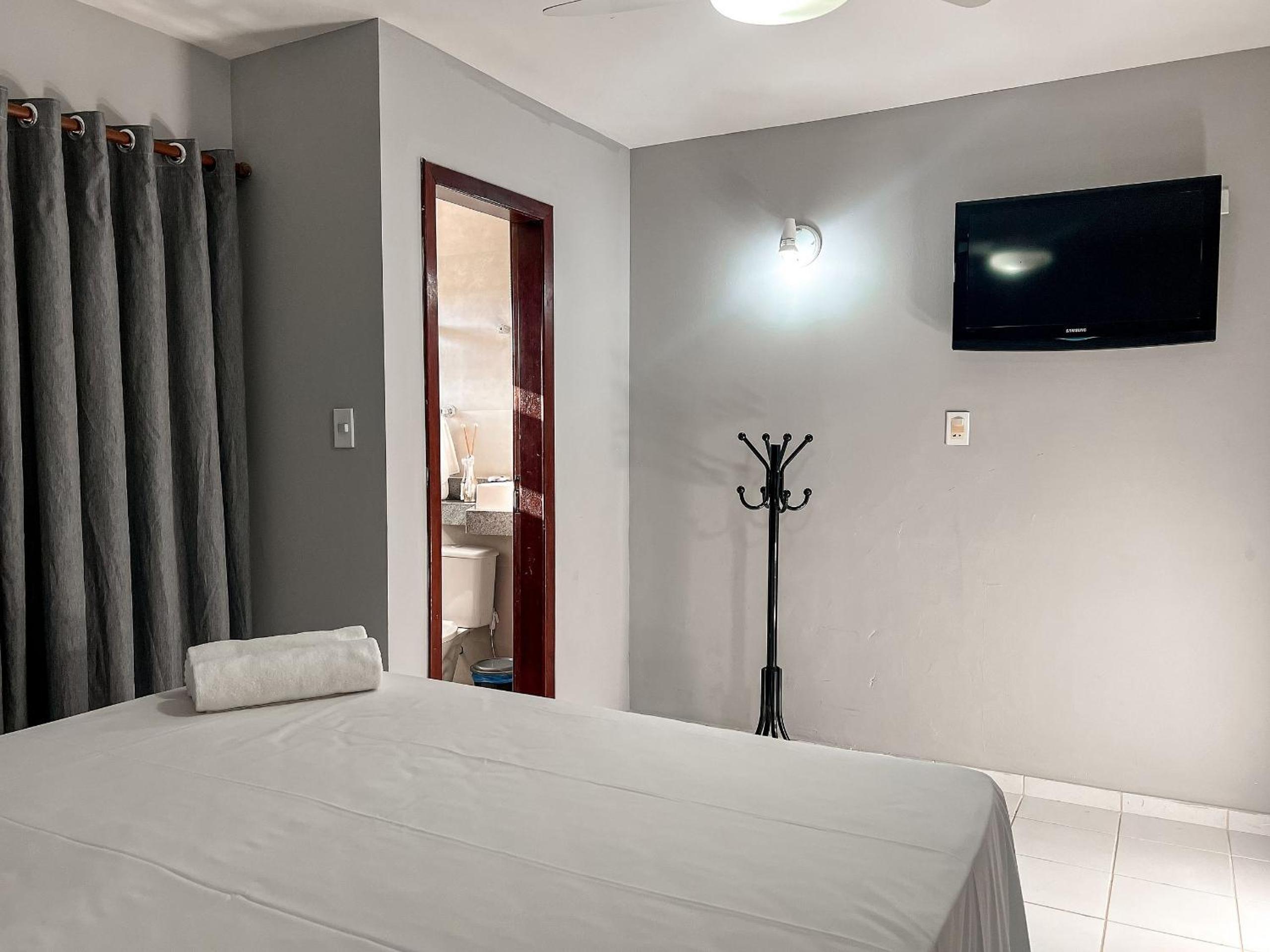 Casas no Residencial Mont Sinai com 2 ou 3 suítes (todas com ar), internet privativa 300MBPS a aproximadamento 250m da Praia de Taperapuã, condomínio com p