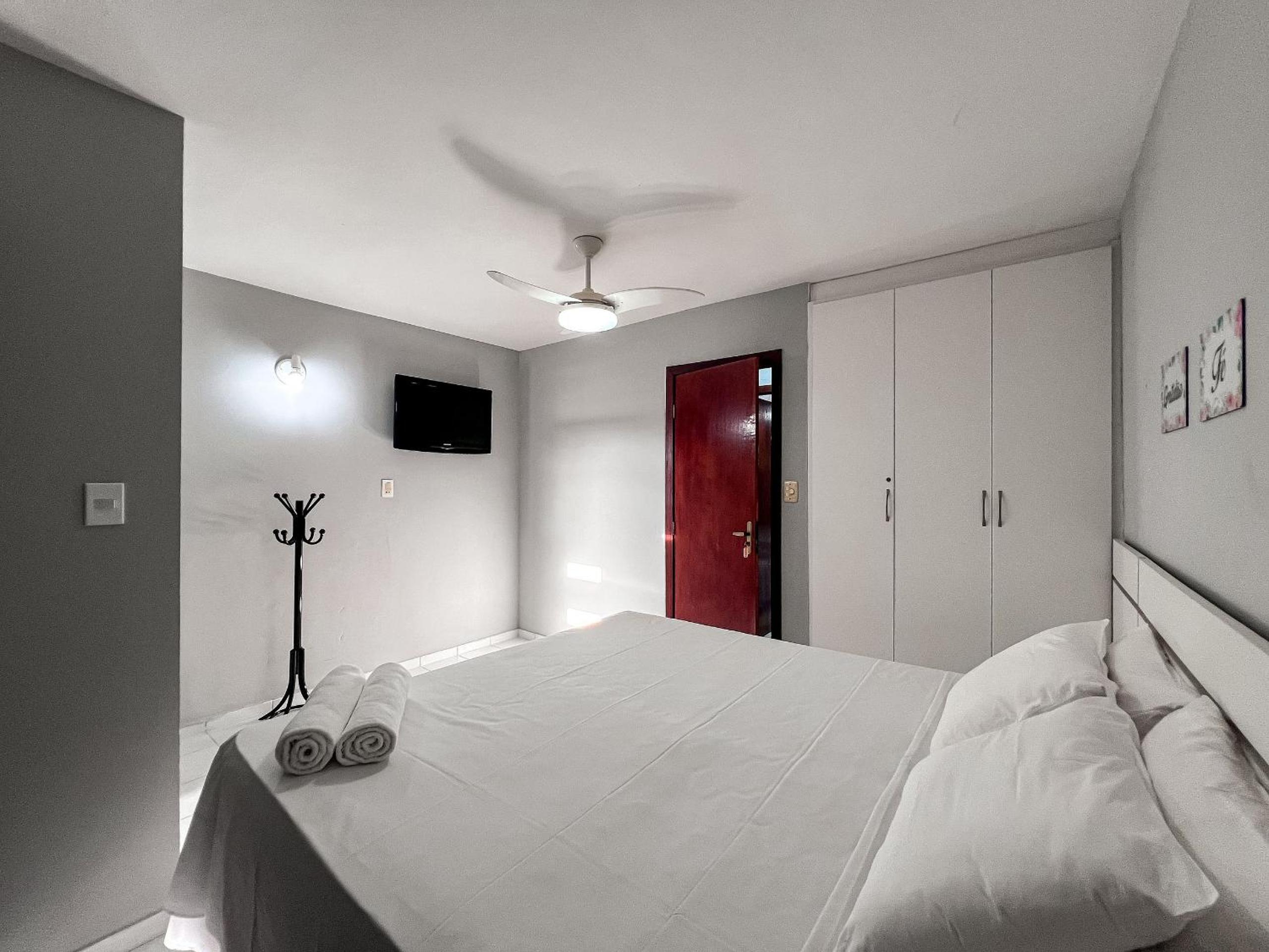 Casas no Residencial Mont Sinai com 2 ou 3 suítes (todas com ar), internet privativa 300MBPS a aproximadamento 250m da Praia de Taperapuã, condomínio com p