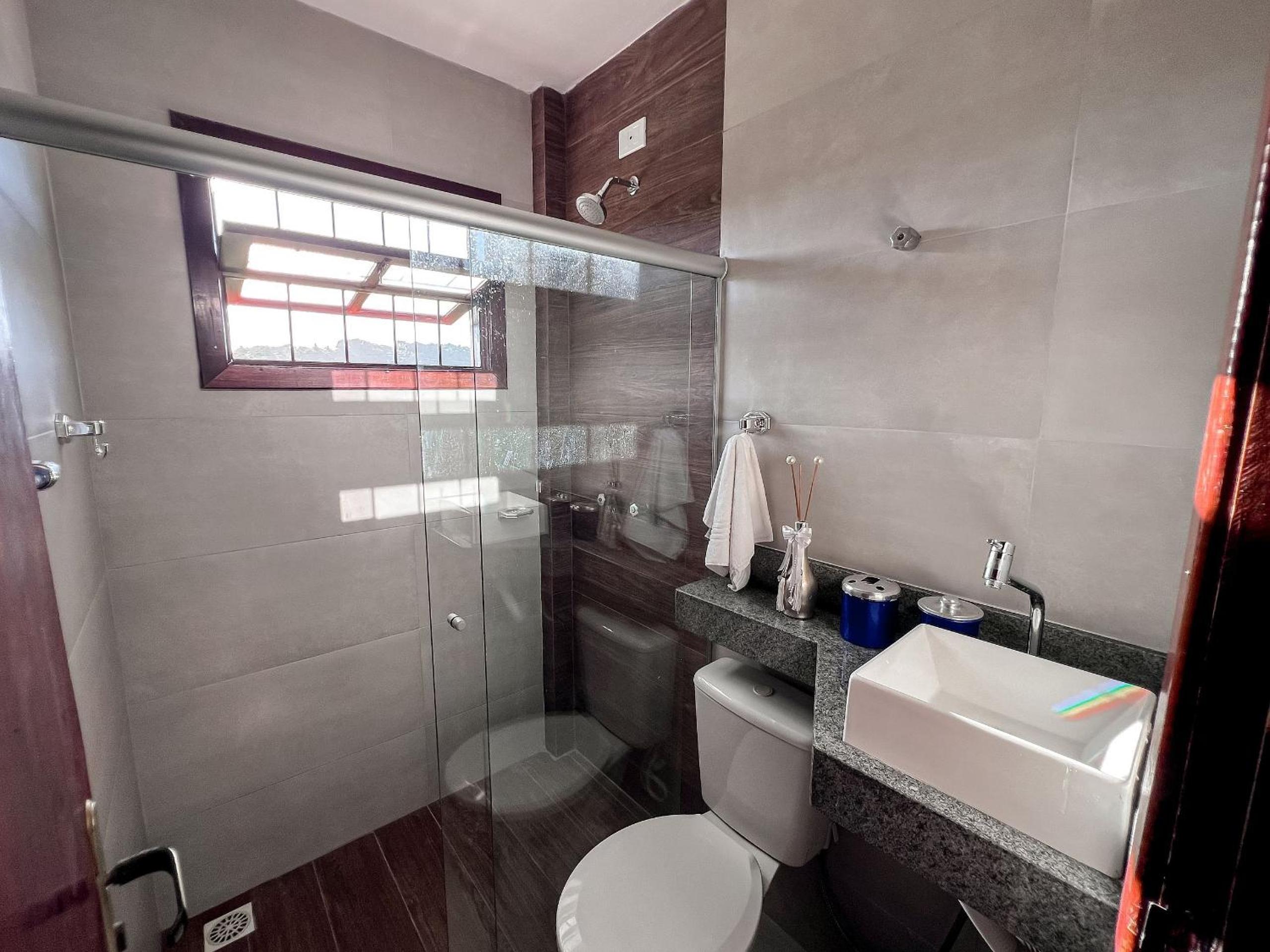 Casas no Residencial Mont Sinai com 2 ou 3 suítes (todas com ar), internet privativa 300MBPS a aproximadamento 250m da Praia de Taperapuã, condomínio com p