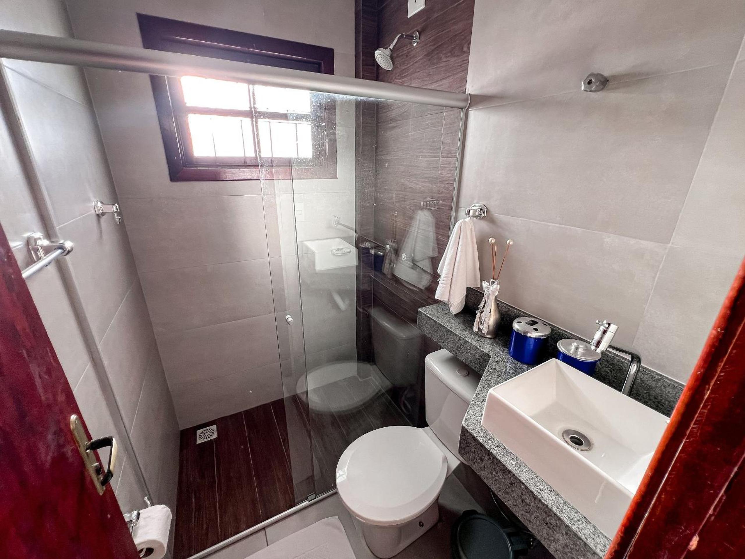 Casas no Residencial Mont Sinai com 2 ou 3 suítes (todas com ar), internet privativa 300MBPS a aproximadamento 250m da Praia de Taperapuã, condomínio com p