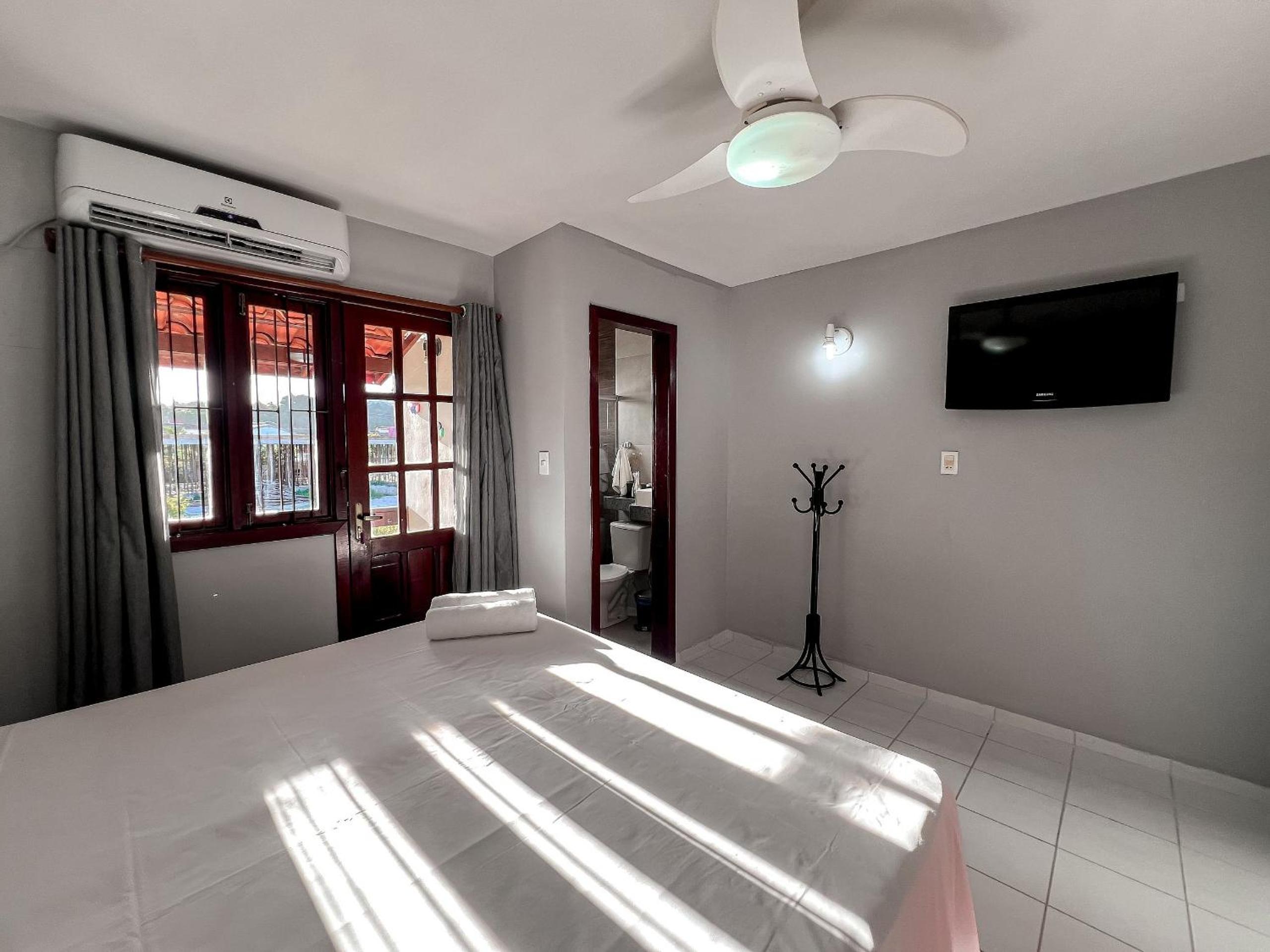 Casas no Residencial Mont Sinai com 2 ou 3 suítes (todas com ar), internet privativa 300MBPS a aproximadamento 250m da Praia de Taperapuã, condomínio com p
