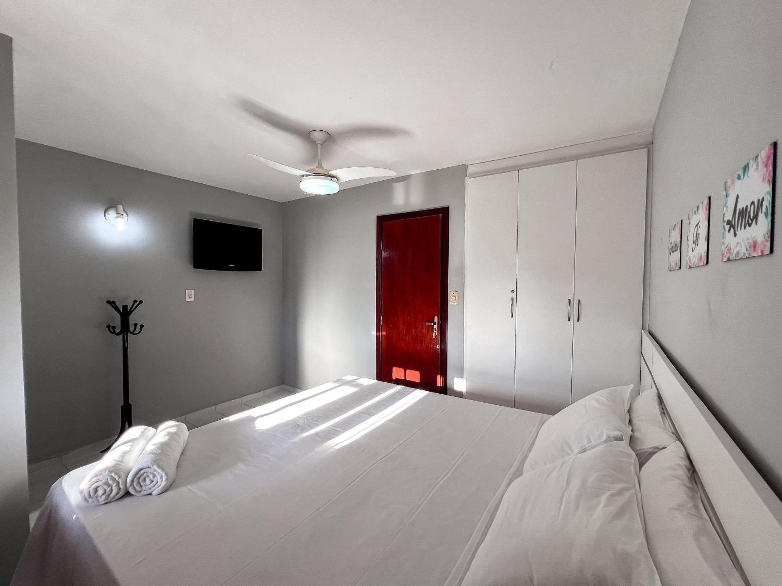 Casas no Residencial Mont Sinai com 2 ou 3 suítes (todas com ar), internet privativa 300MBPS a aproximadamento 250m da Praia de Taperapuã, condomínio com p