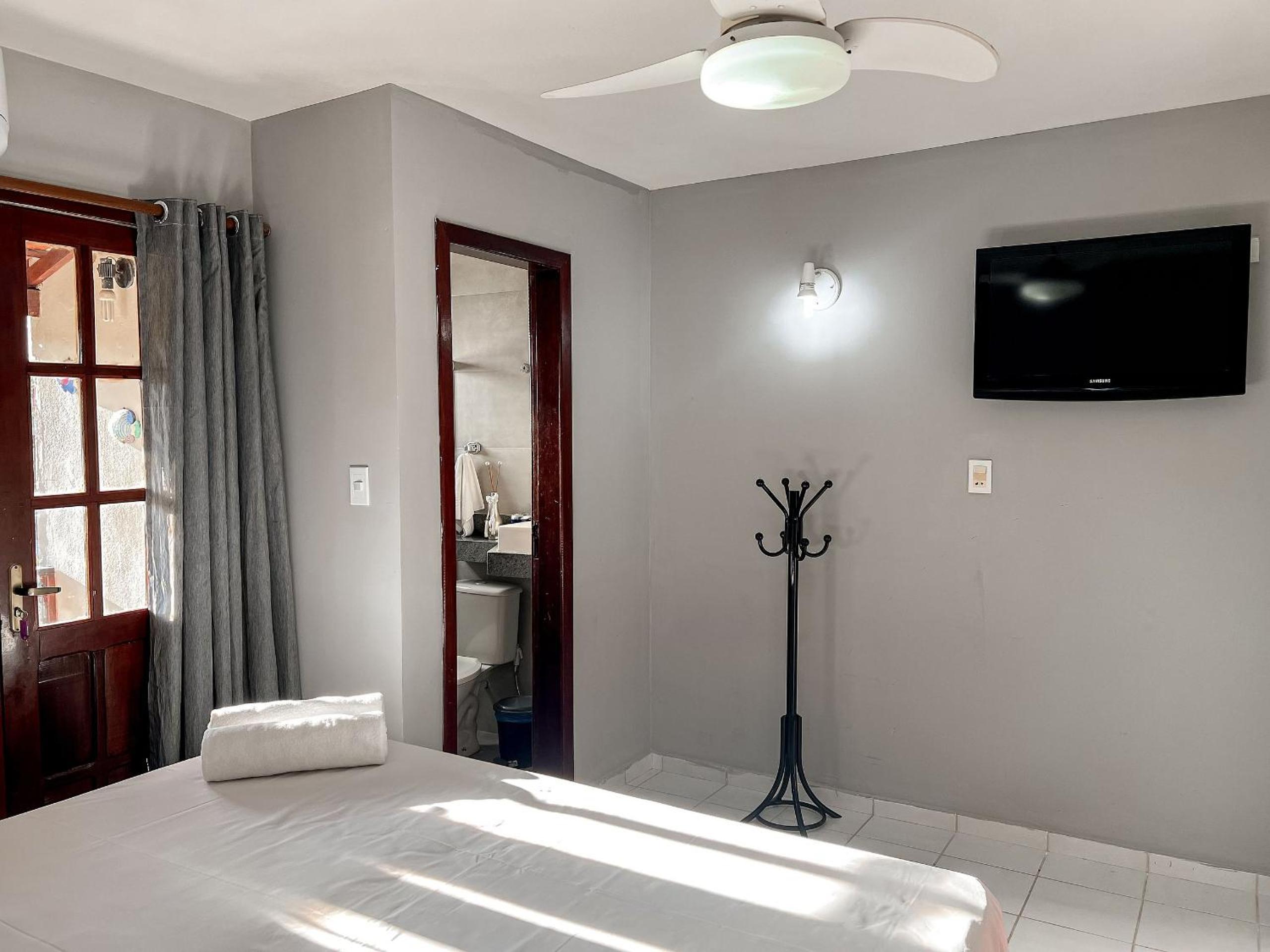 Casas no Residencial Mont Sinai com 2 ou 3 suítes (todas com ar), internet privativa 300MBPS a aproximadamento 250m da Praia de Taperapuã, condomínio com p