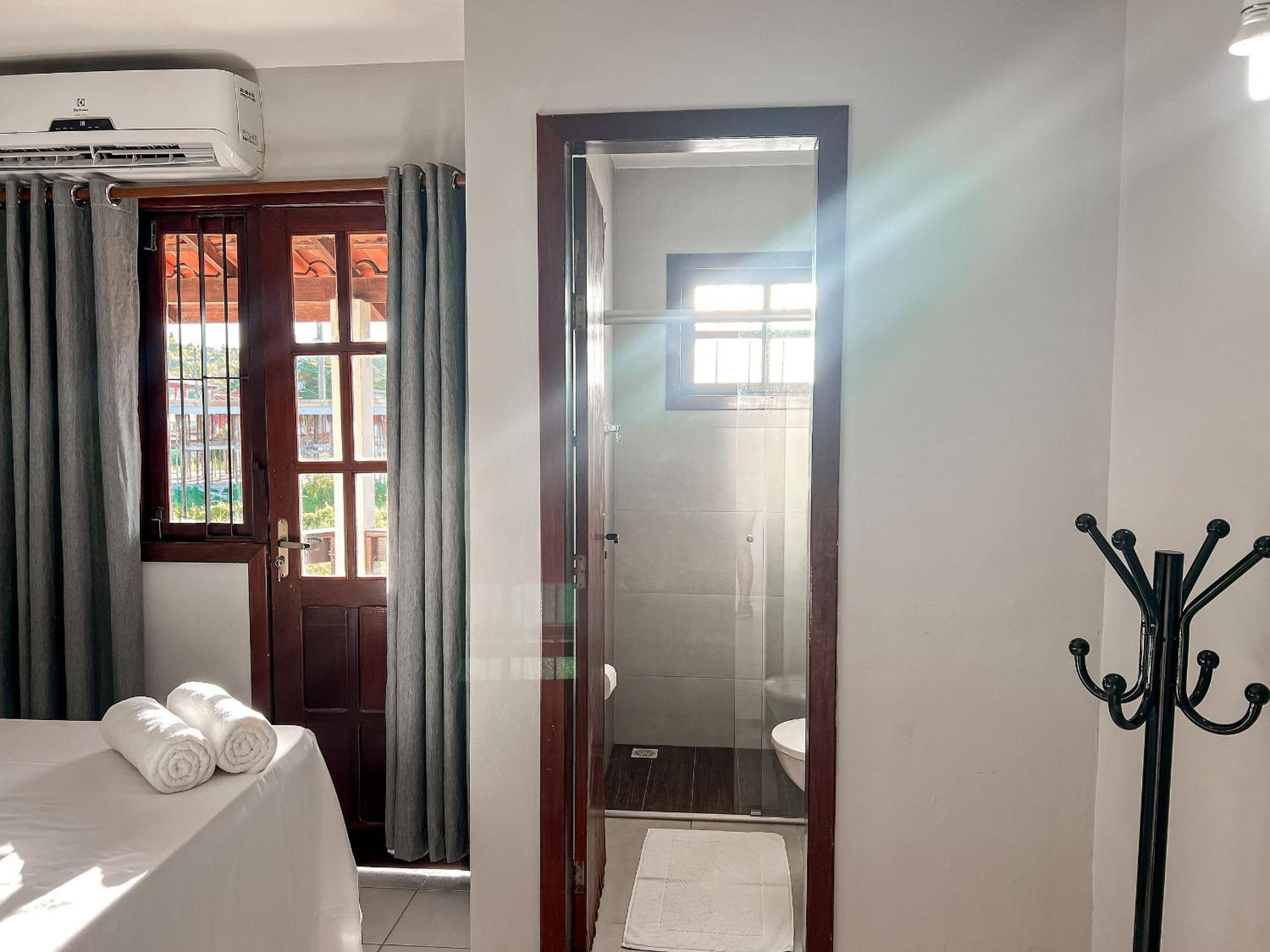 Casas no Residencial Mont Sinai com 2 ou 3 suítes (todas com ar), internet privativa 300MBPS a aproximadamento 250m da Praia de Taperapuã, condomínio com p
