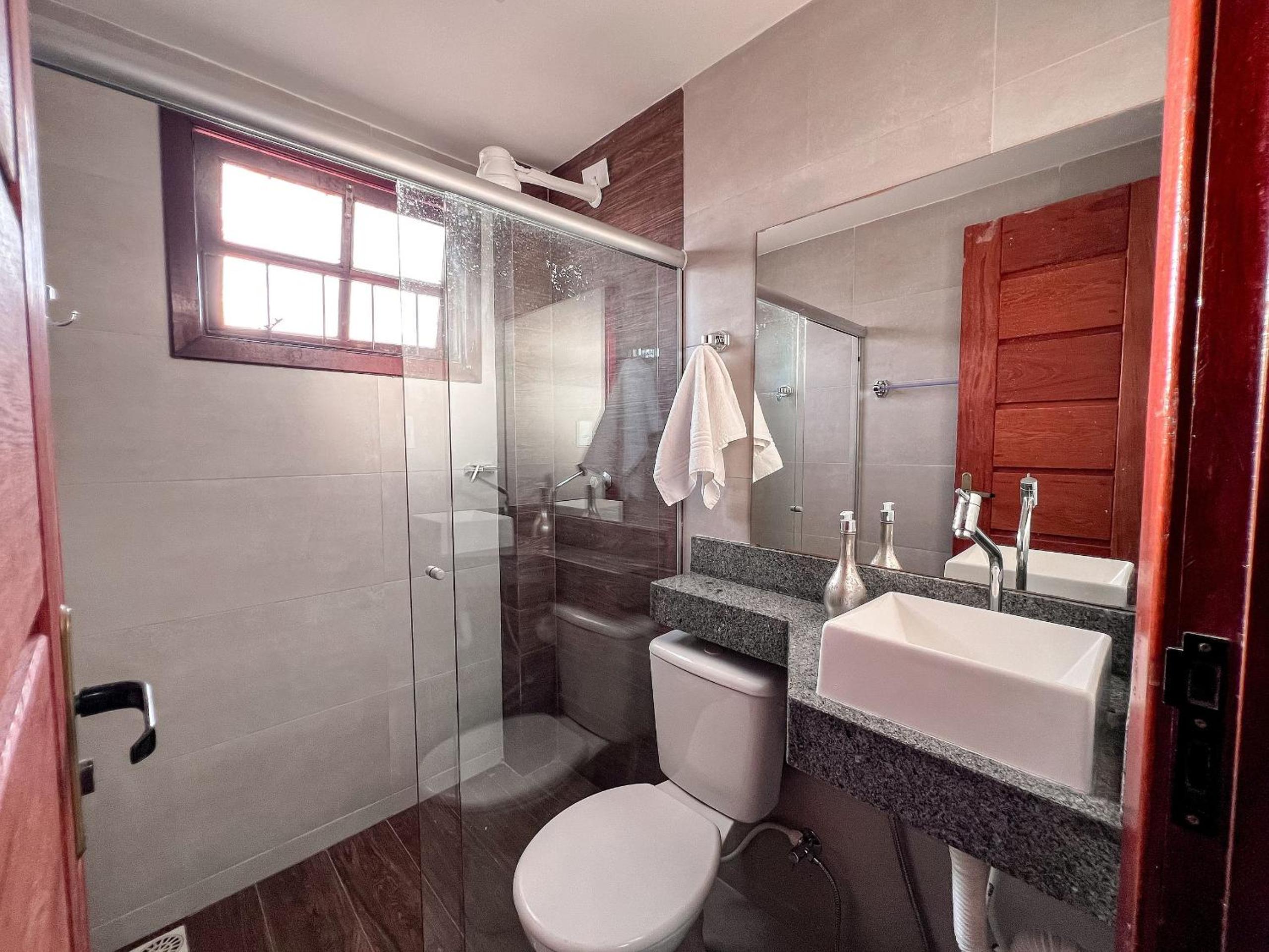Casas no Residencial Mont Sinai com 2 ou 3 suítes (todas com ar), internet privativa 300MBPS a aproximadamento 250m da Praia de Taperapuã, condomínio com p