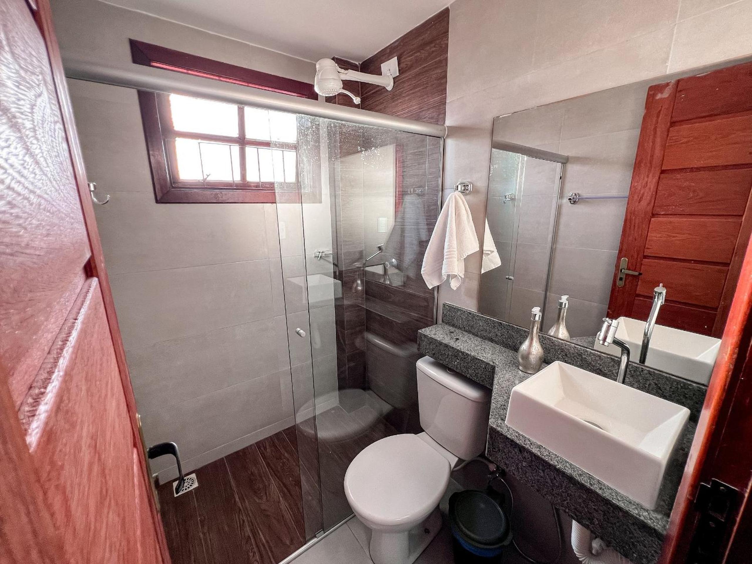 Casas no Residencial Mont Sinai com 2 ou 3 suítes (todas com ar), internet privativa 300MBPS a aproximadamento 250m da Praia de Taperapuã, condomínio com p