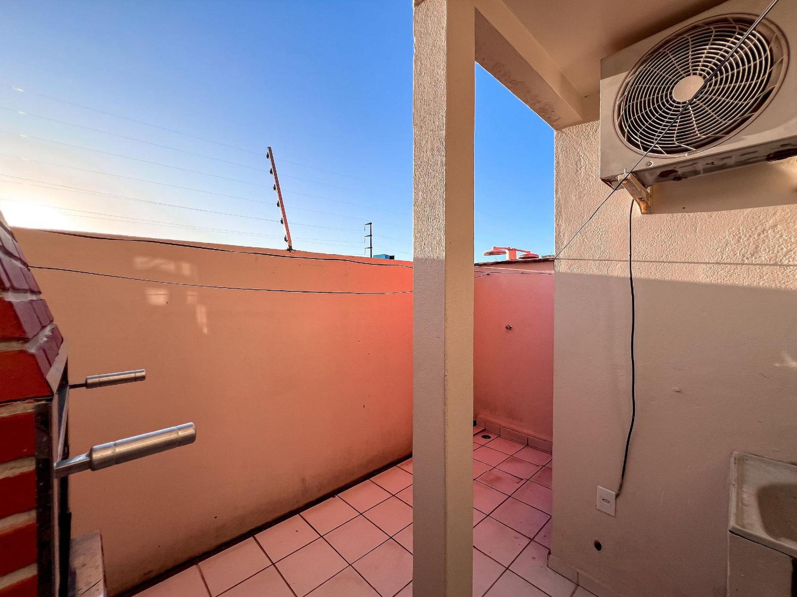 Casas no Residencial Mont Sinai com 2 ou 3 suítes (todas com ar), internet privativa 300MBPS a aproximadamento 250m da Praia de Taperapuã, condomínio com p