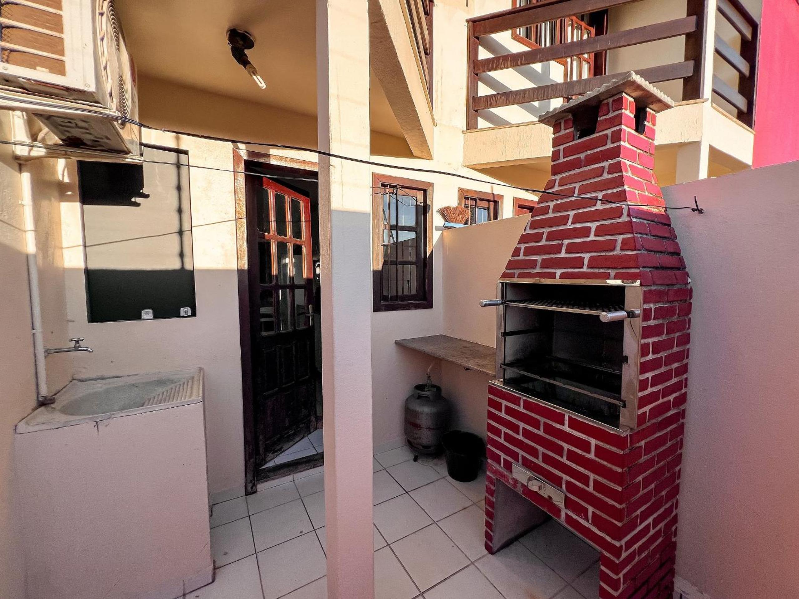 Casas no Residencial Mont Sinai com 2 ou 3 suítes (todas com ar), internet privativa 300MBPS a aproximadamento 250m da Praia de Taperapuã, condomínio com p