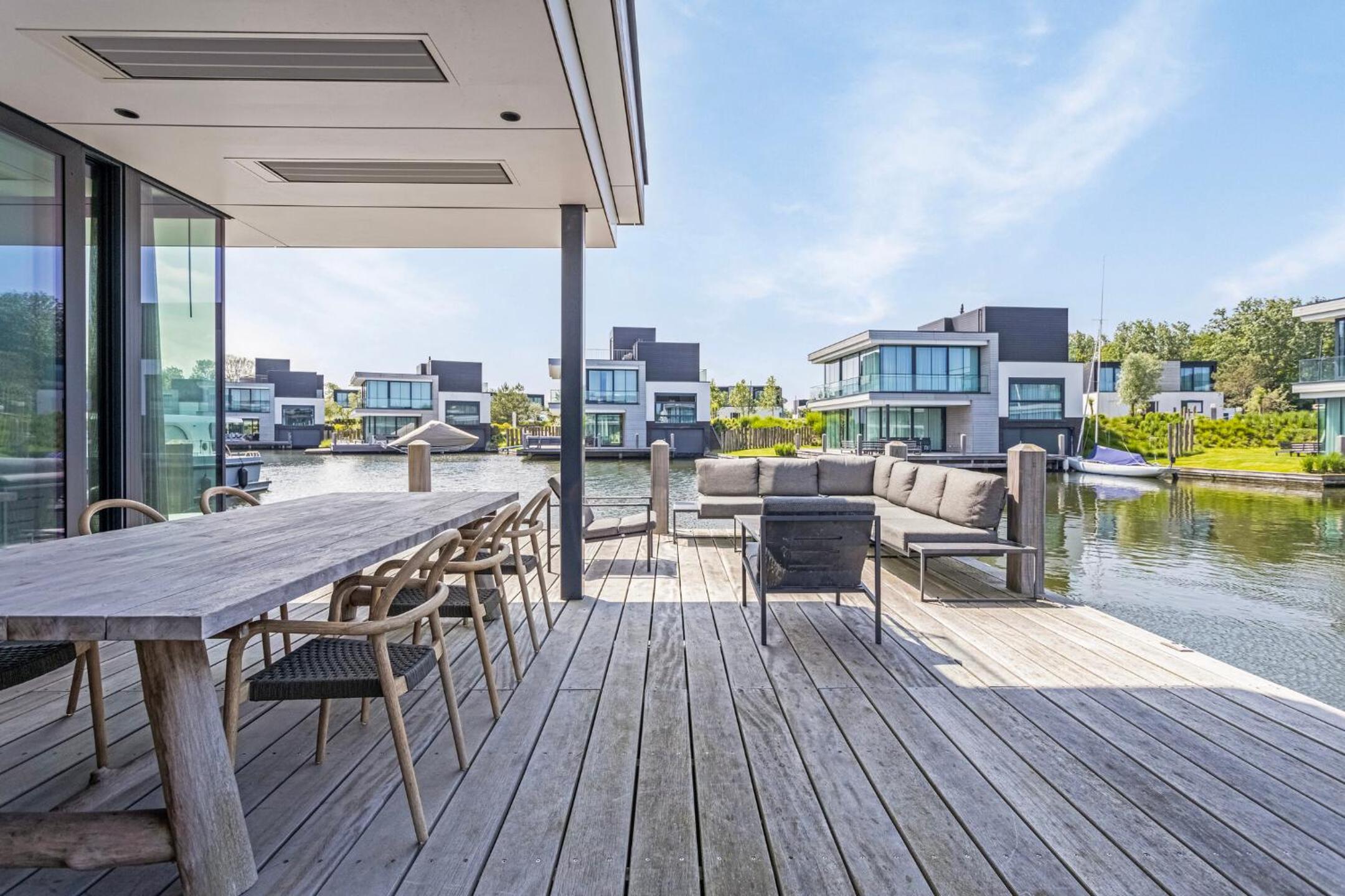 Lake House with dock at Lake Veere, Zeeland view 3