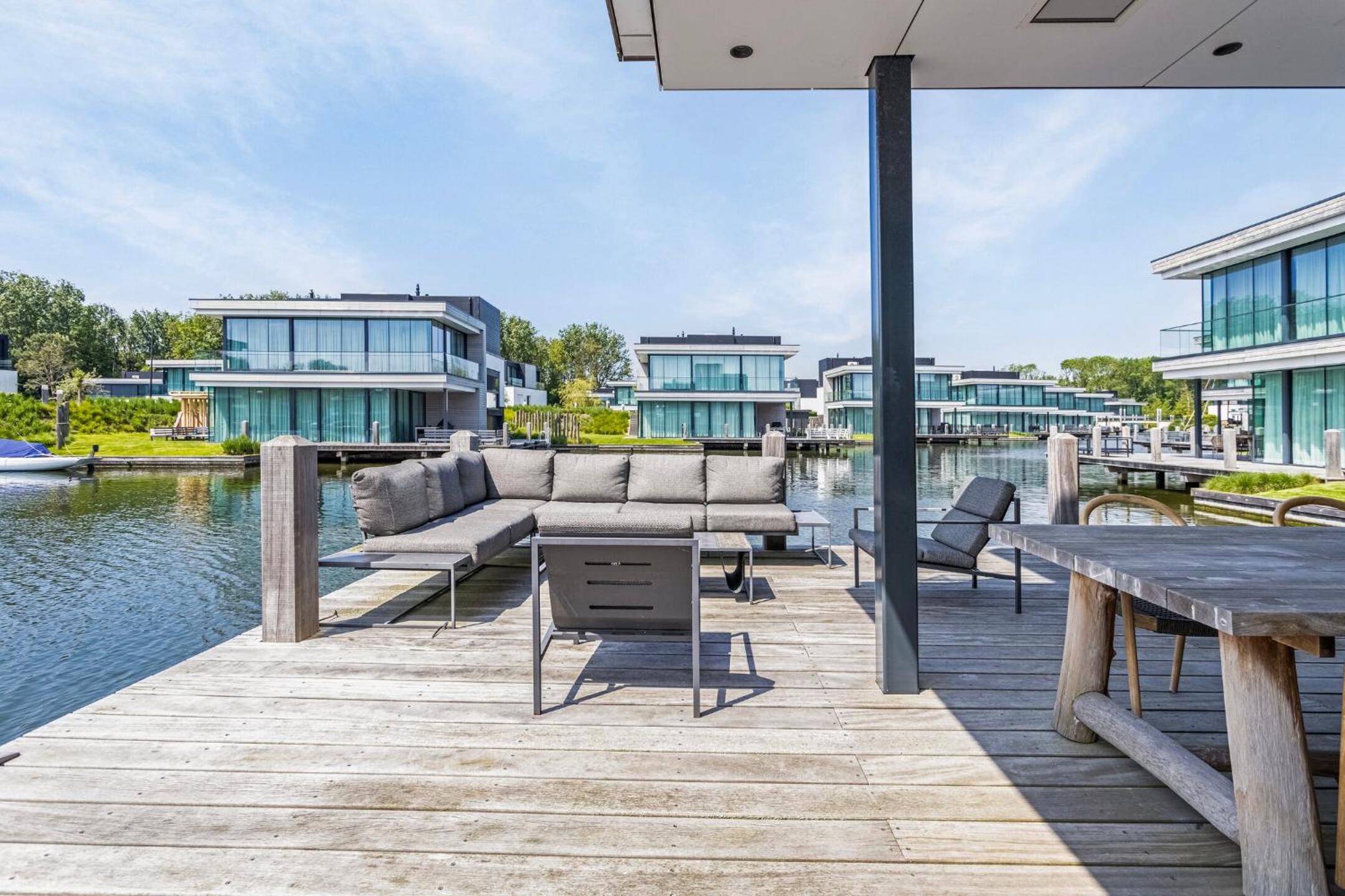 Lake House with dock at Lake Veere, Zeeland view 4