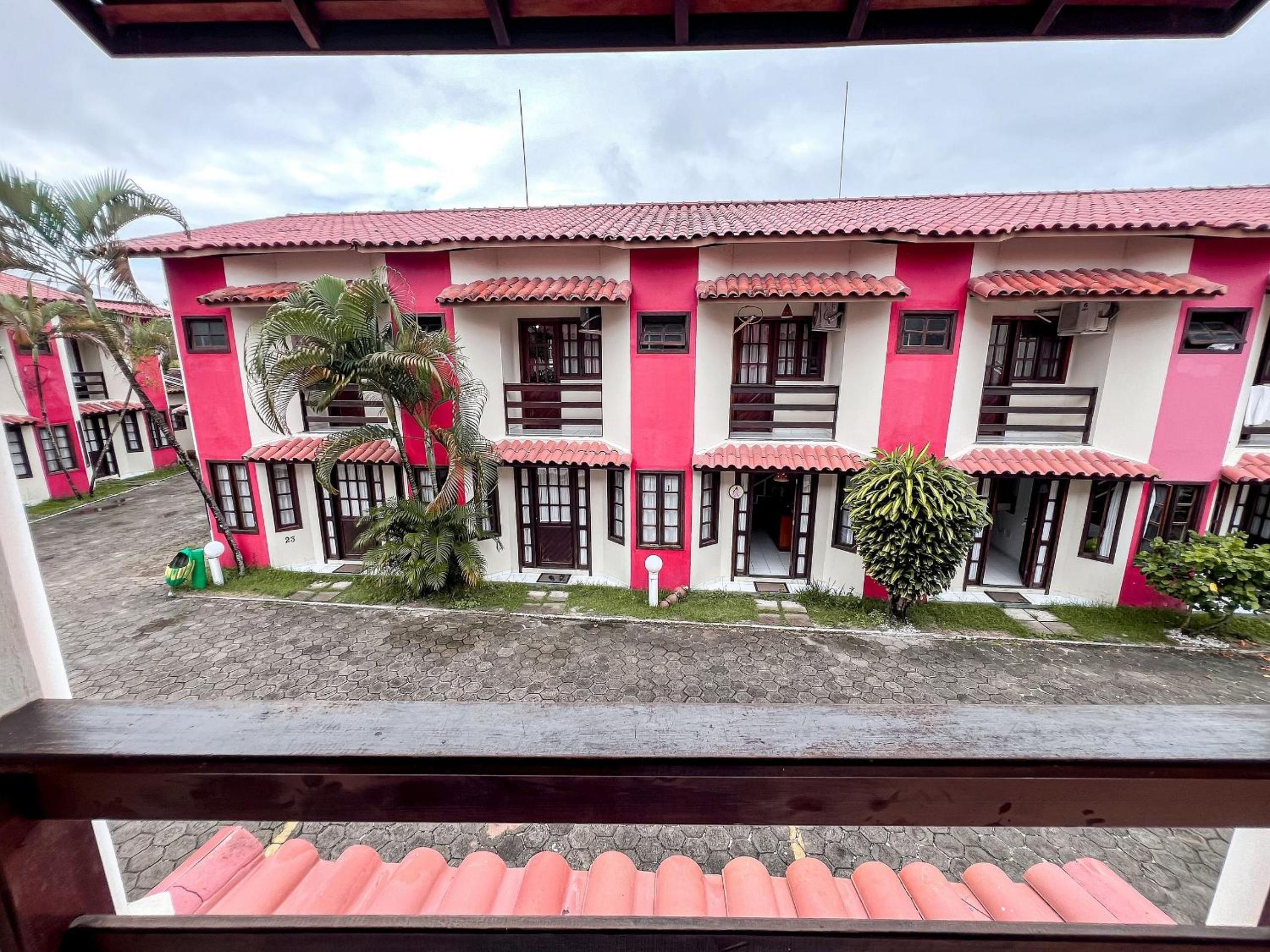 Casas com 2 ou 3 suítes (todas com ar split), com internet privativa 300MBPSno Residencial Nazareth, localizado a aproximadamente 80m da praia de Taperapuã