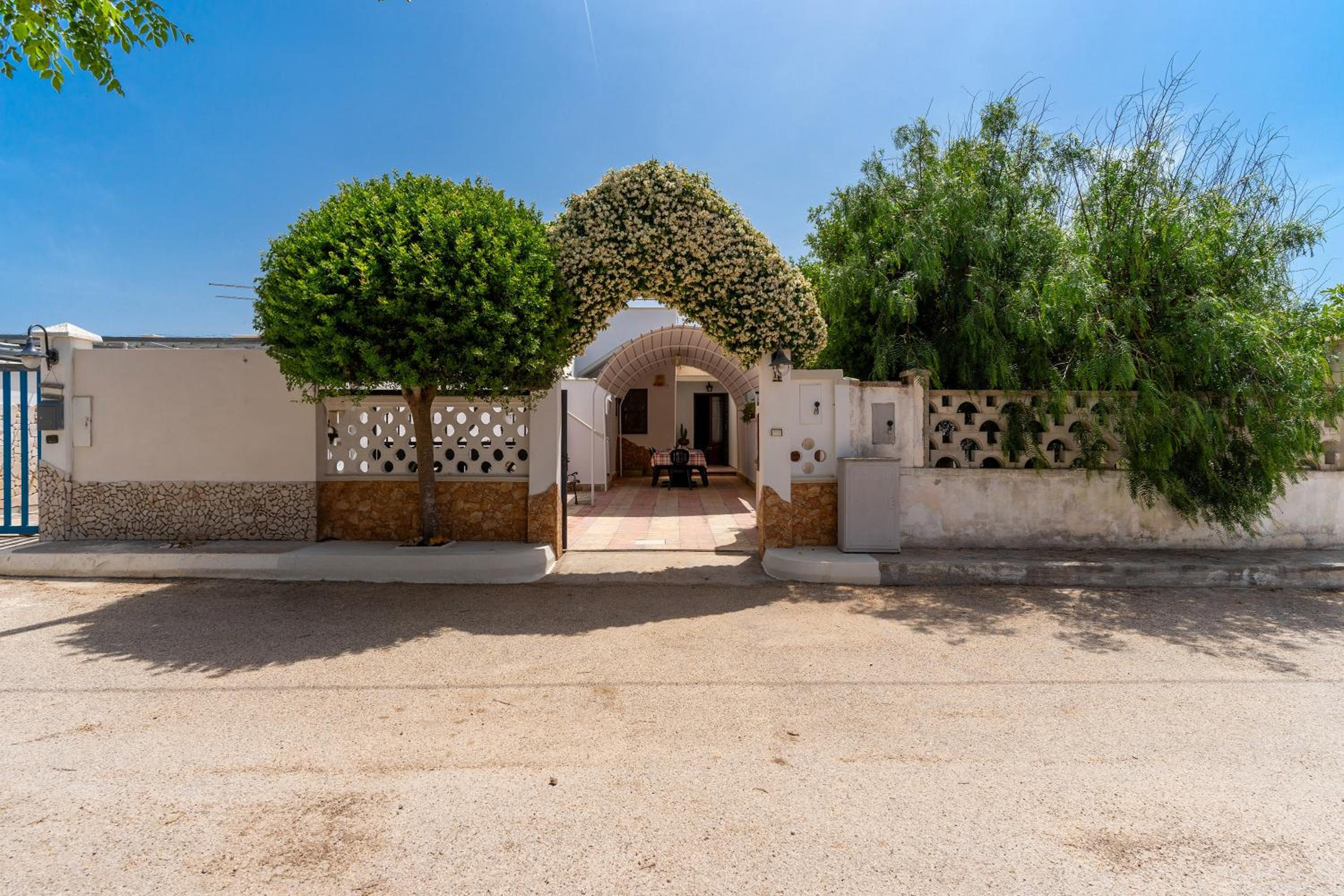 Villetta Carmen by BarbarHouse en Torre Lapillo — building