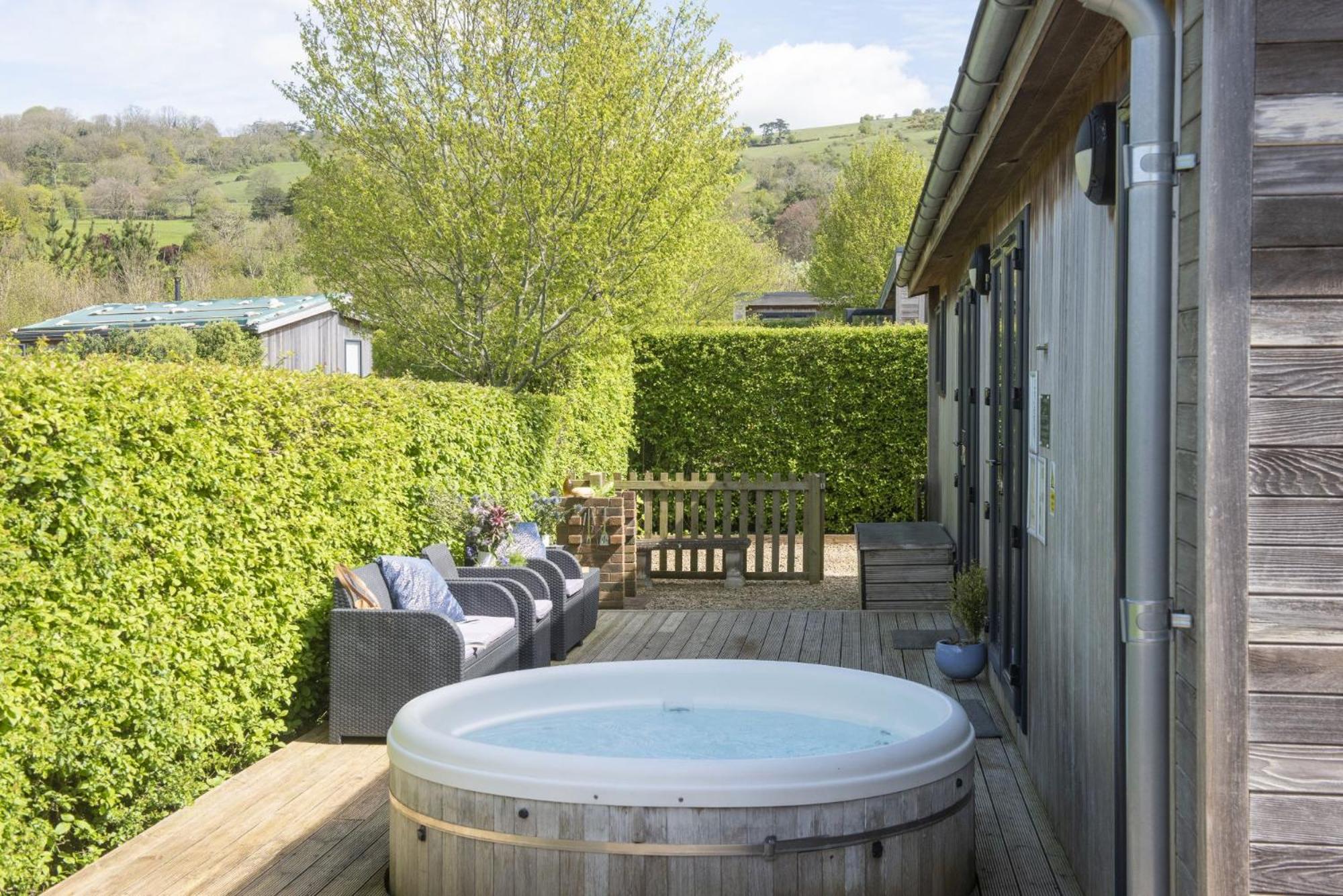 Diamond Lodge - Pets Allowed - Hot Tub - Free WiFi & Parking view 3