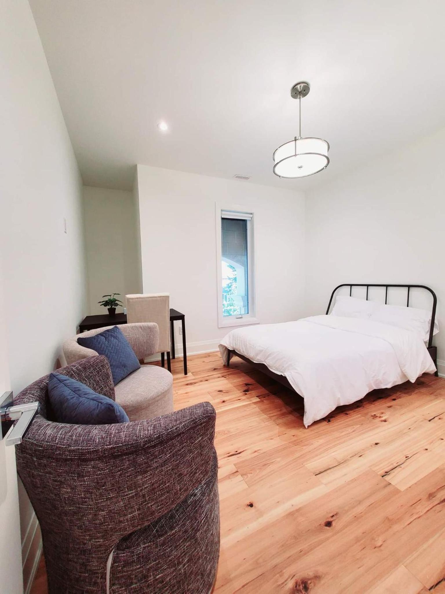 Comfortable Room in Toronto next to Yorkdale mall