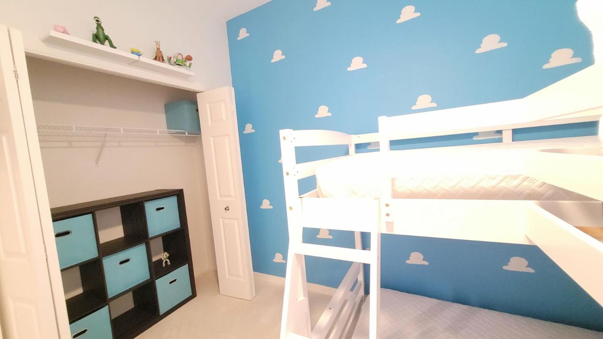 Themed kid bedrooms, 17 miles to Disney and Legoland, private pool, kitchen, wifi, washer, dryer view 4