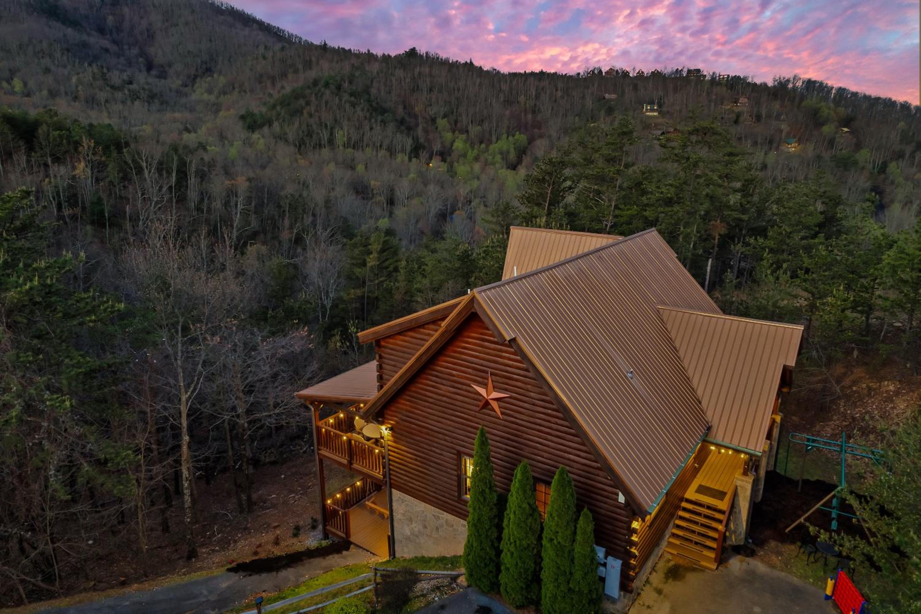Magnificent Views Cabin! Summer and Fall Specials! view 3