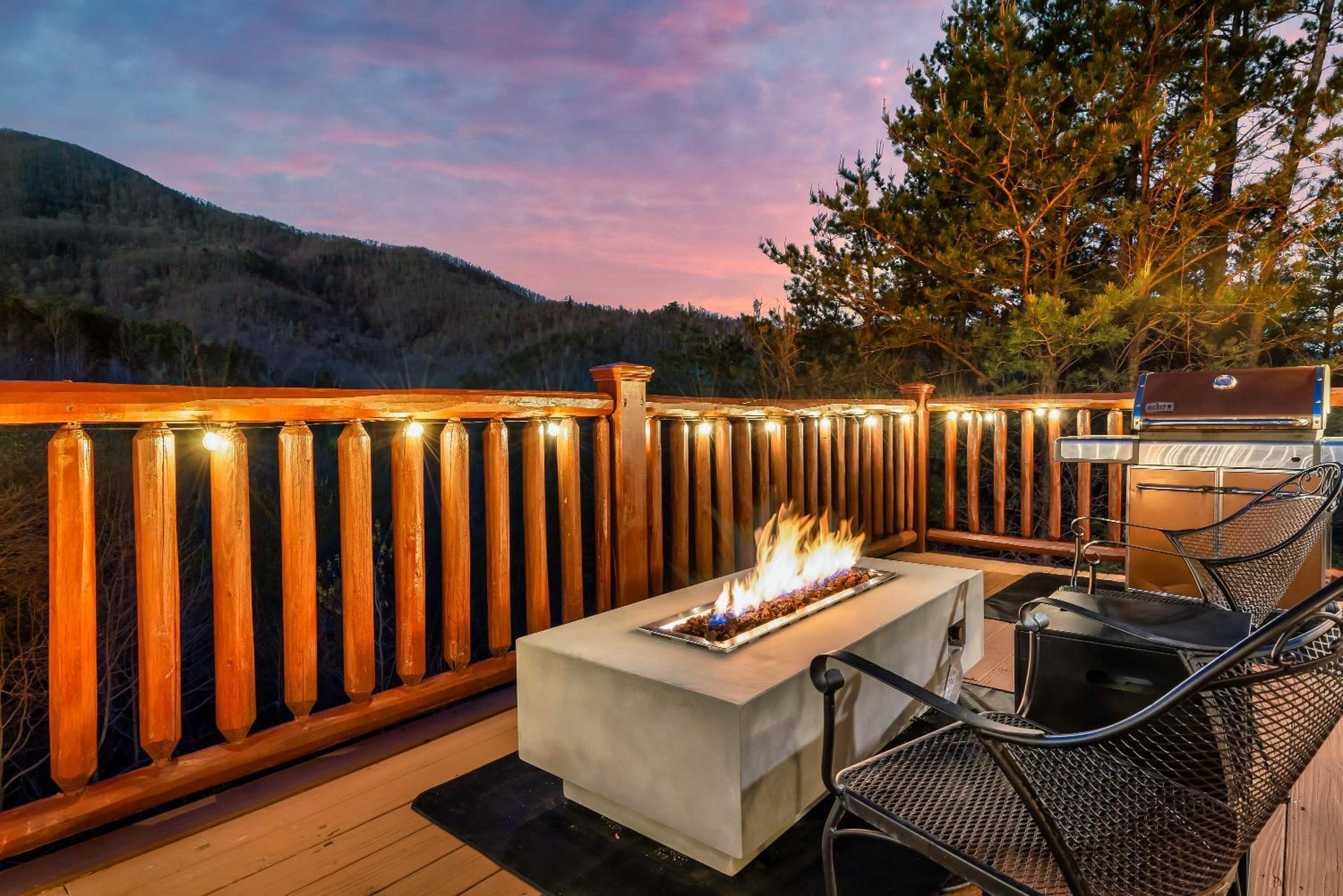Magnificent Views Cabin! Summer and Fall Specials! view 5