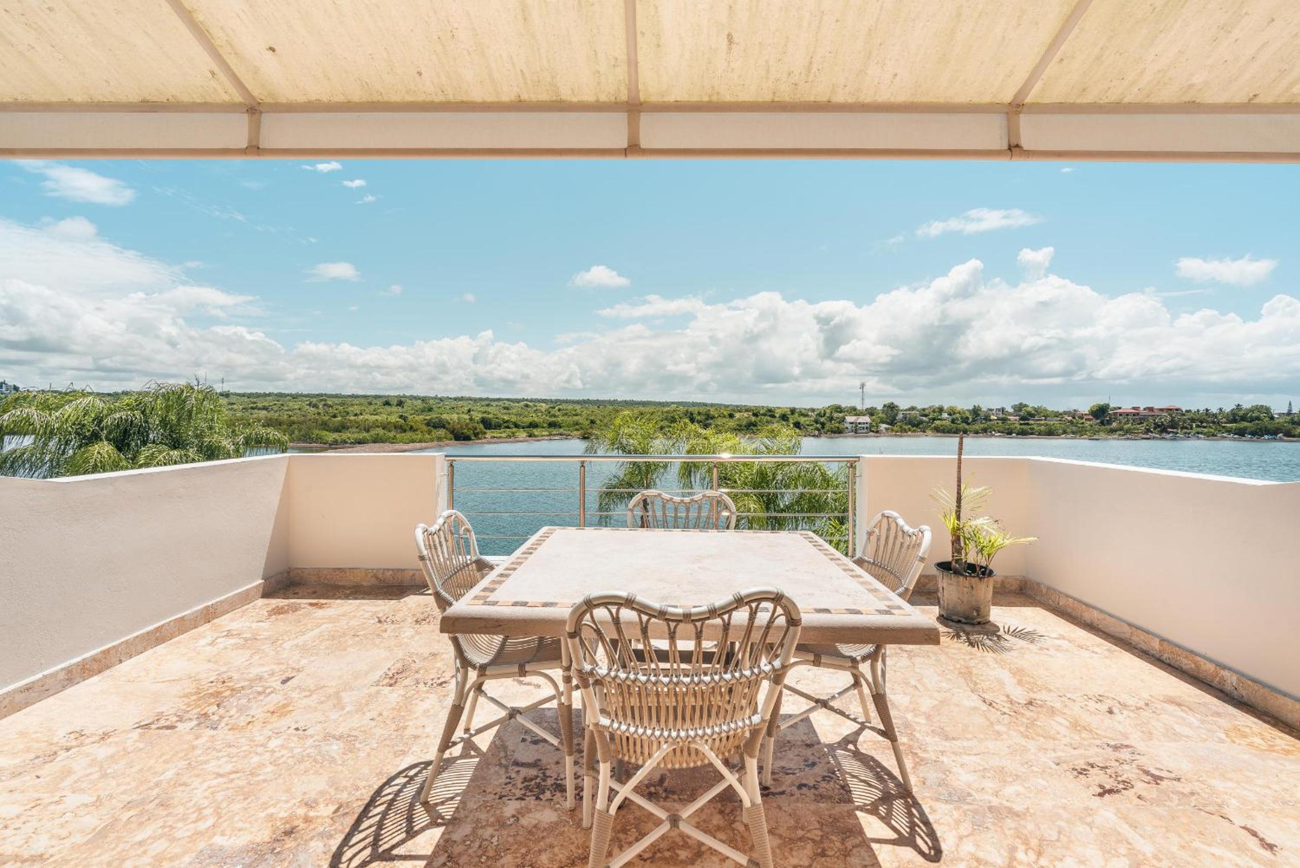 Seaside Bliss with pool and spectacular view