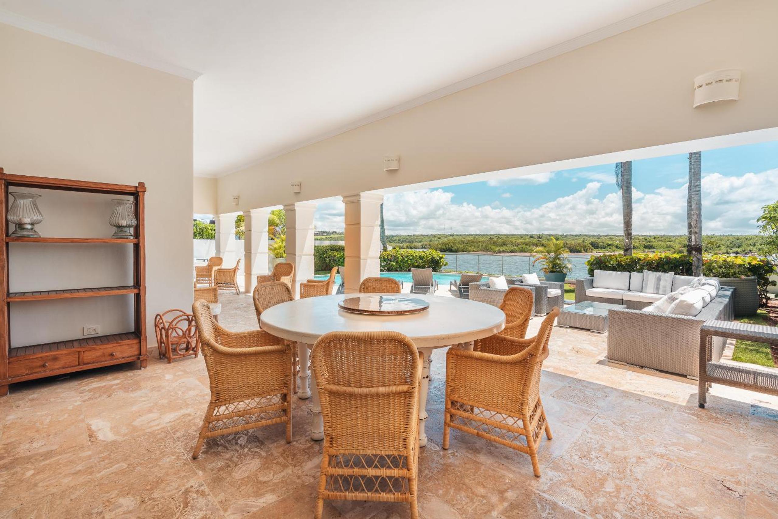 Seaside Bliss with pool and spectacular view