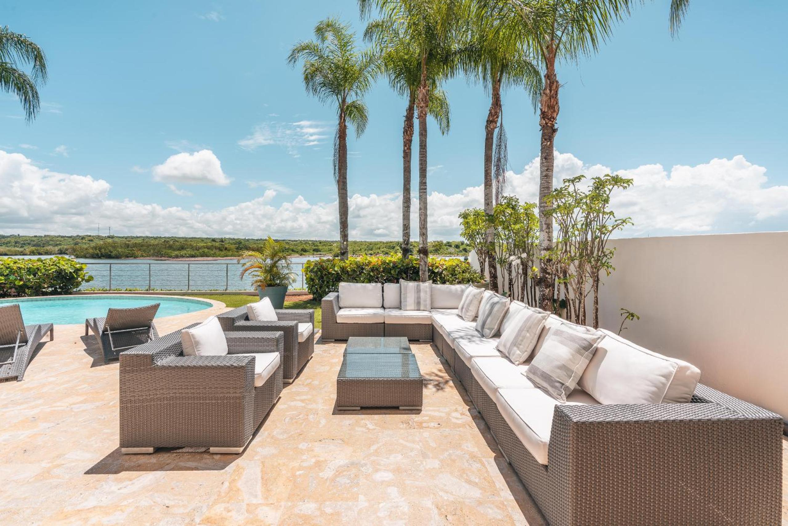 Seaside Bliss with pool and spectacular view