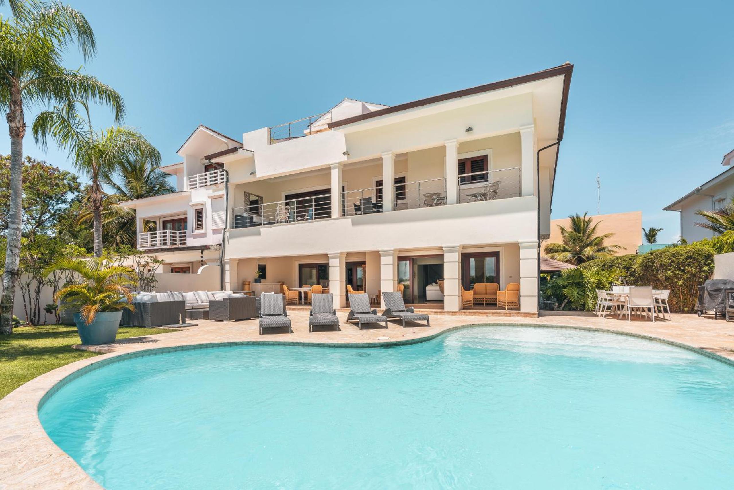 Seaside Bliss with pool and spectacular view