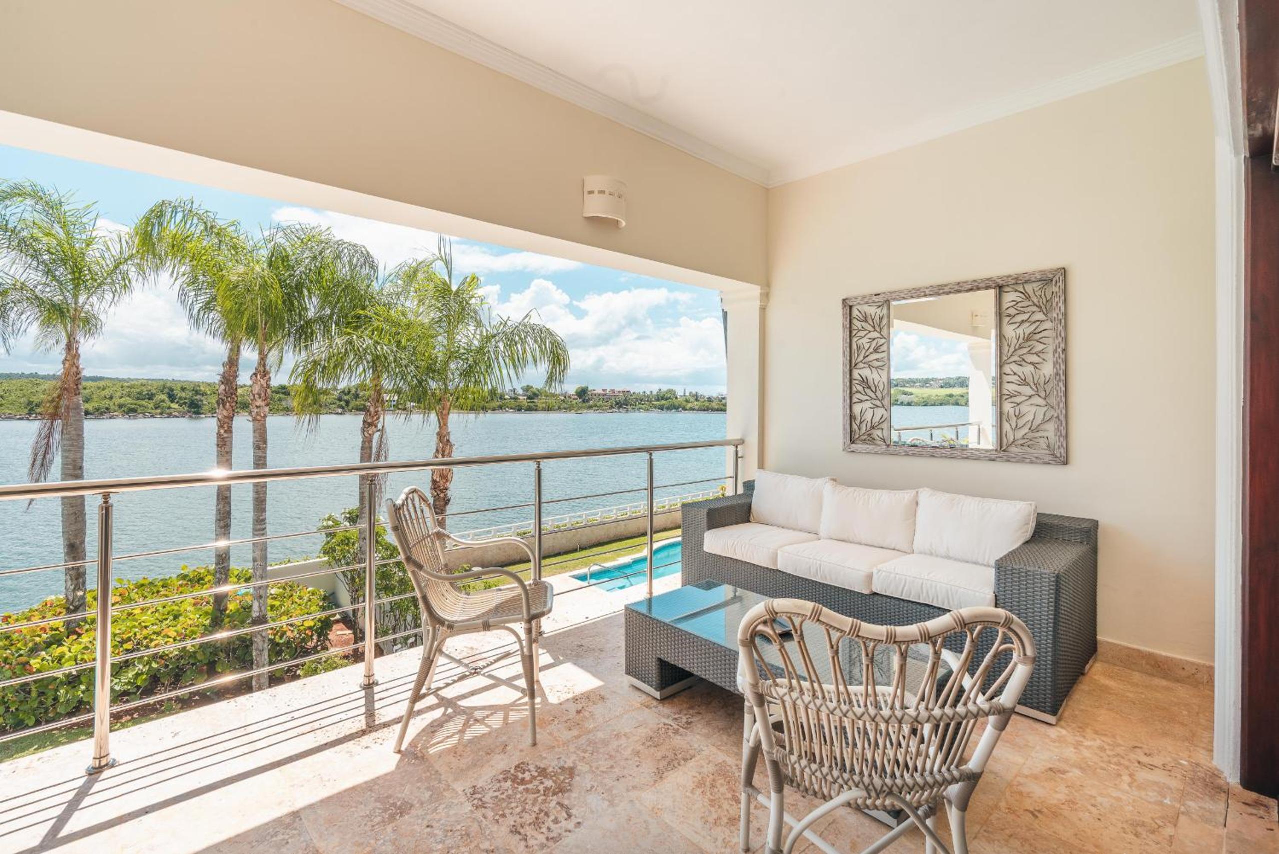 Seaside Bliss with pool and spectacular view