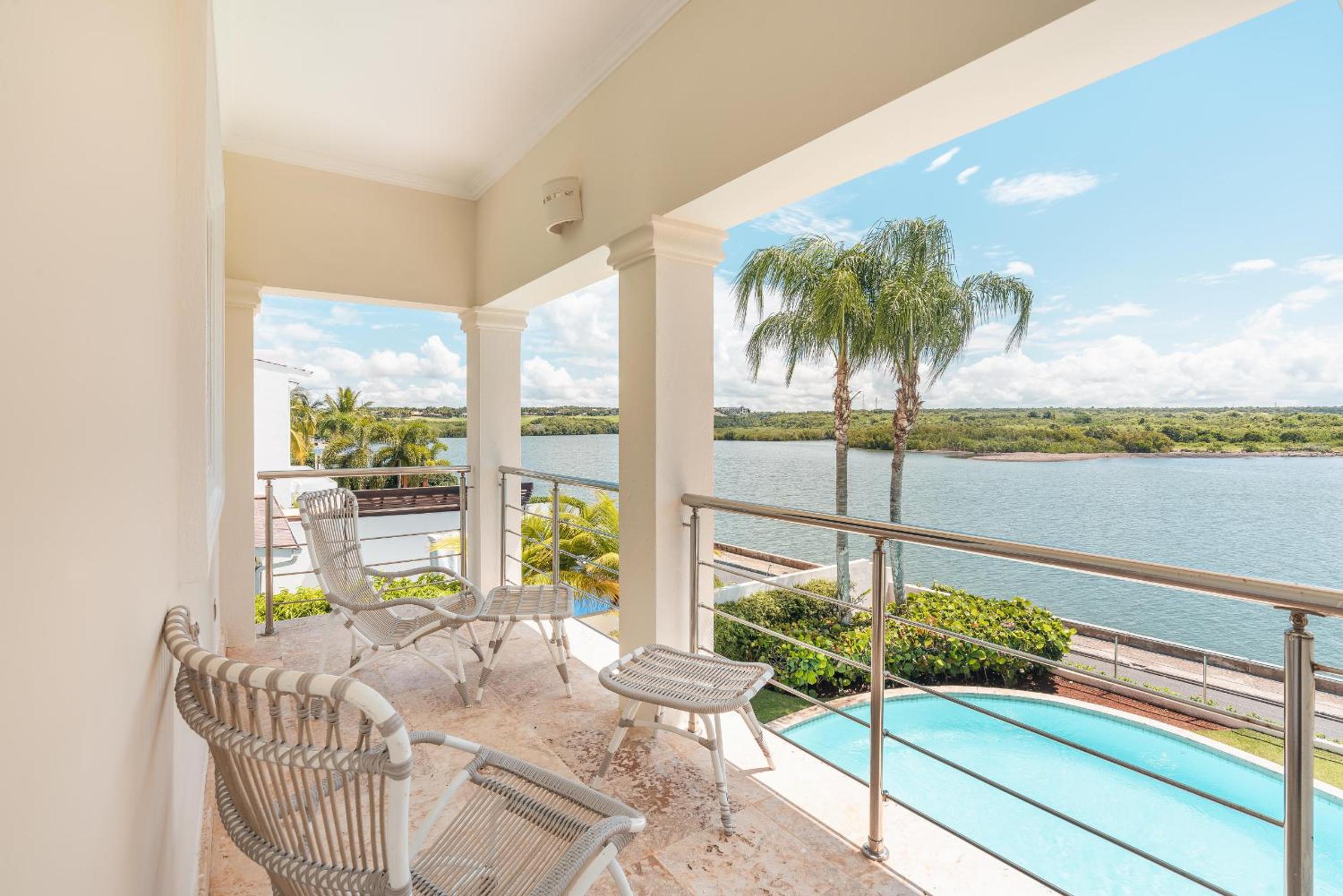 Seaside Bliss with pool and spectacular view