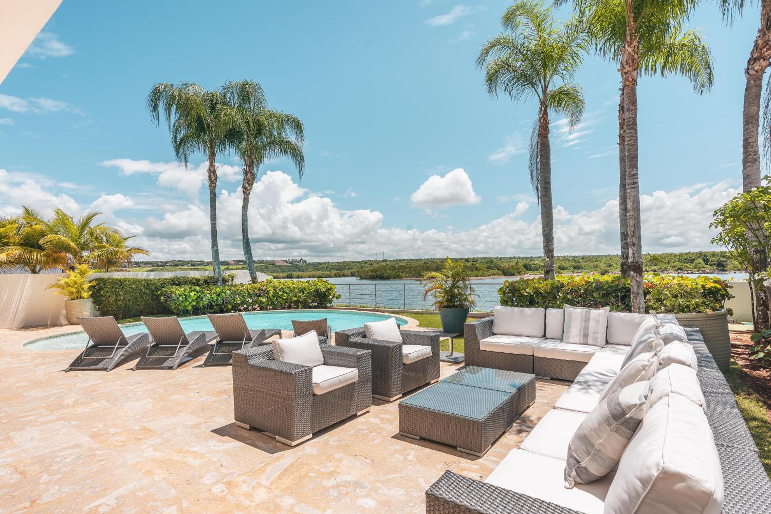 Seaside Bliss with pool and spectacular view