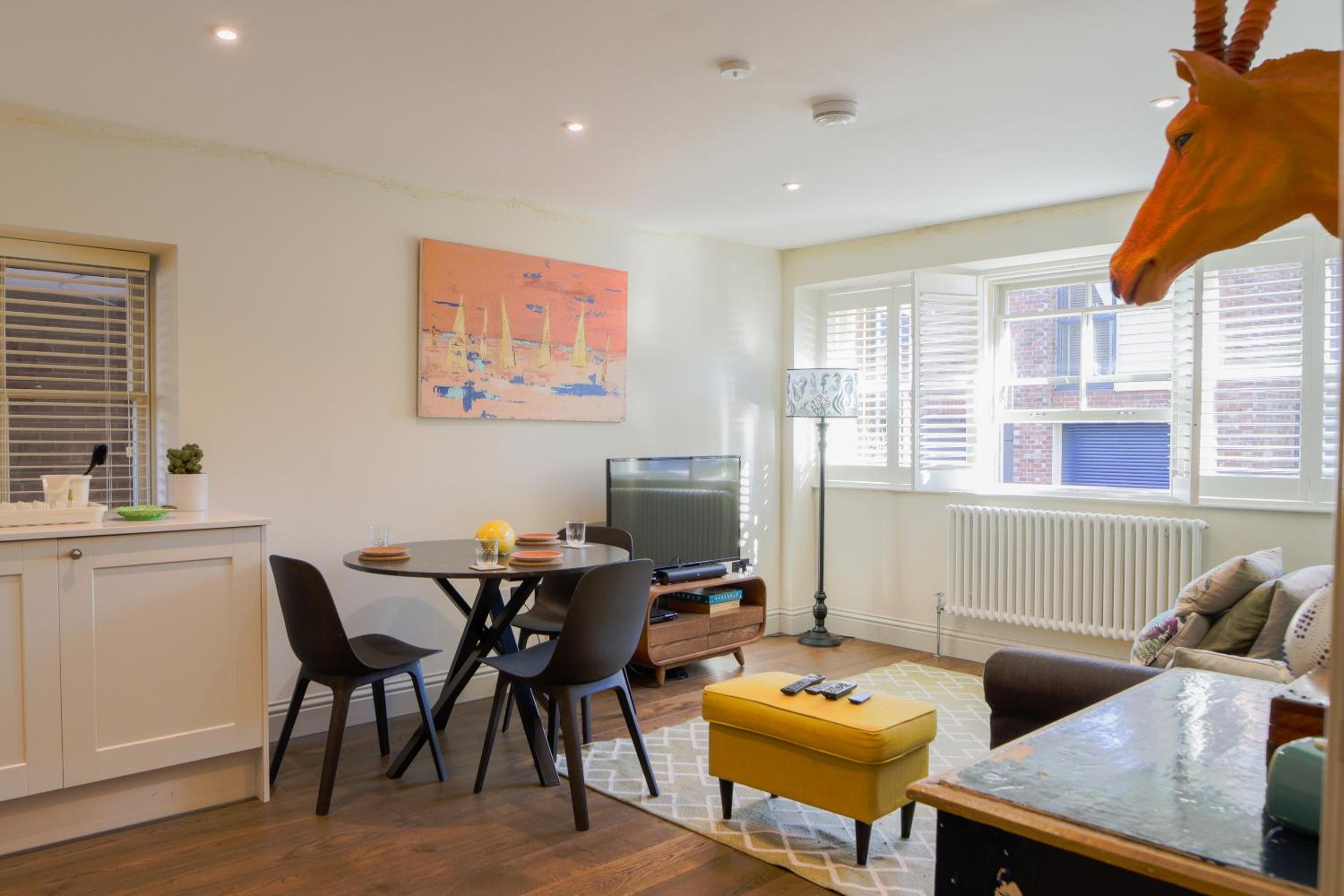 Superb Couples Retreat, Quiet & Central Old Town view 2