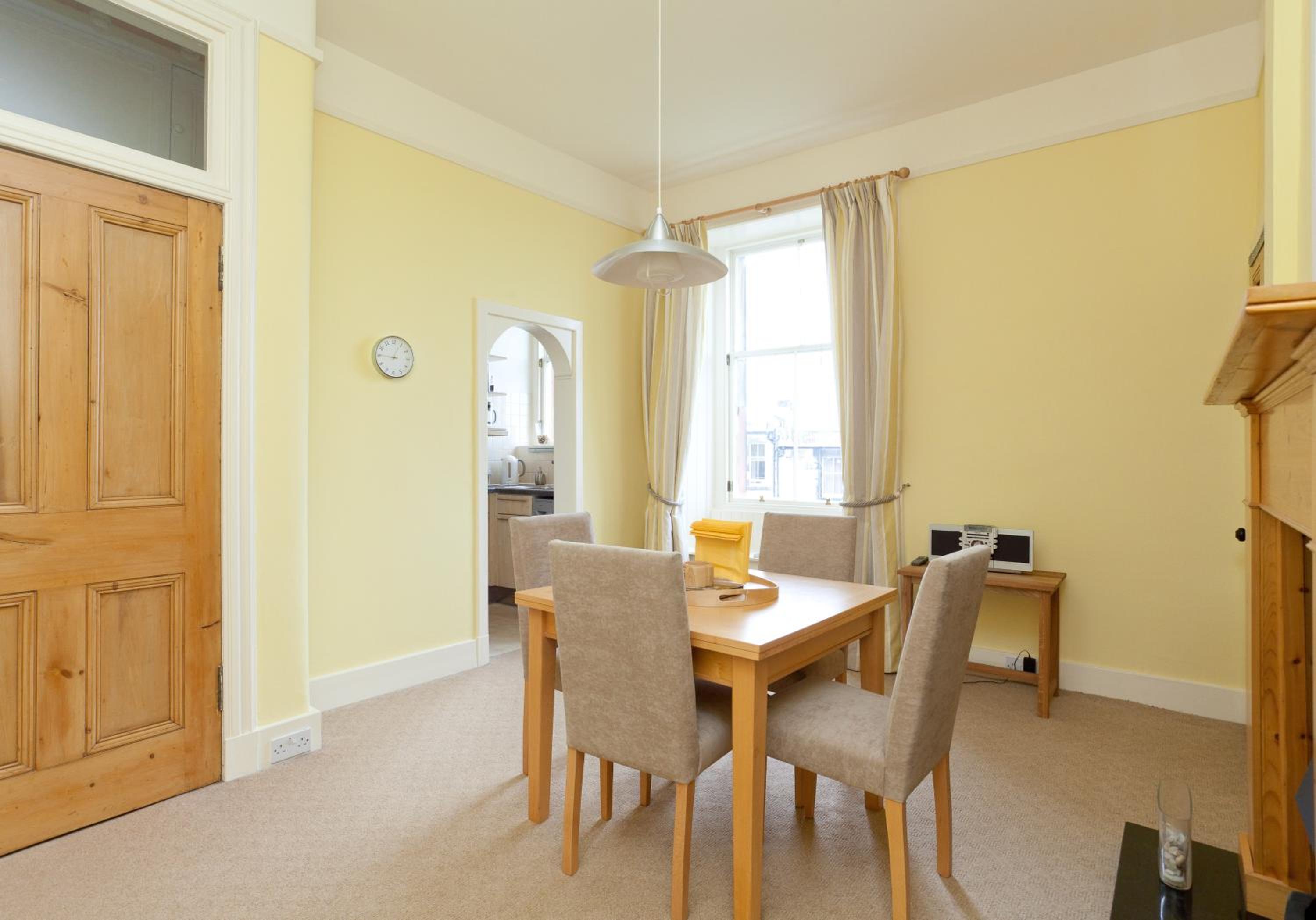 Mardale Crescent - 380 view 4