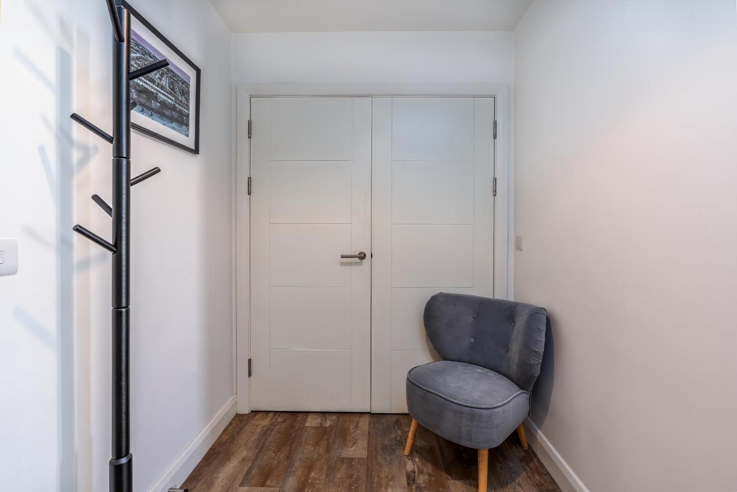 Chic & Modern Apartment - Bedminster Parade view 5