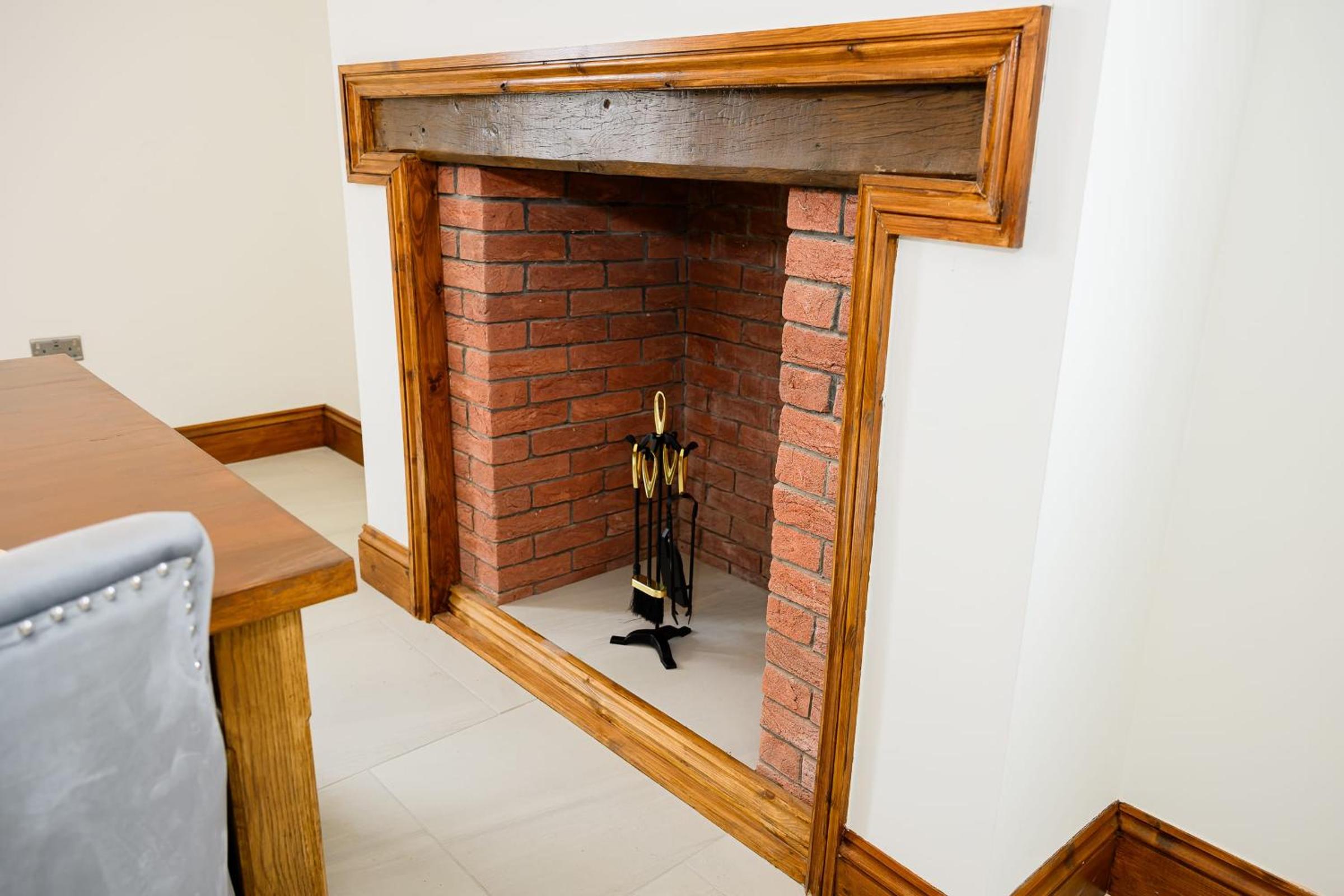 The Farmhouse Private HOT TUB & SAUNA & TV-CINEMA Room Very Special Home Near Cannock Chase view 2