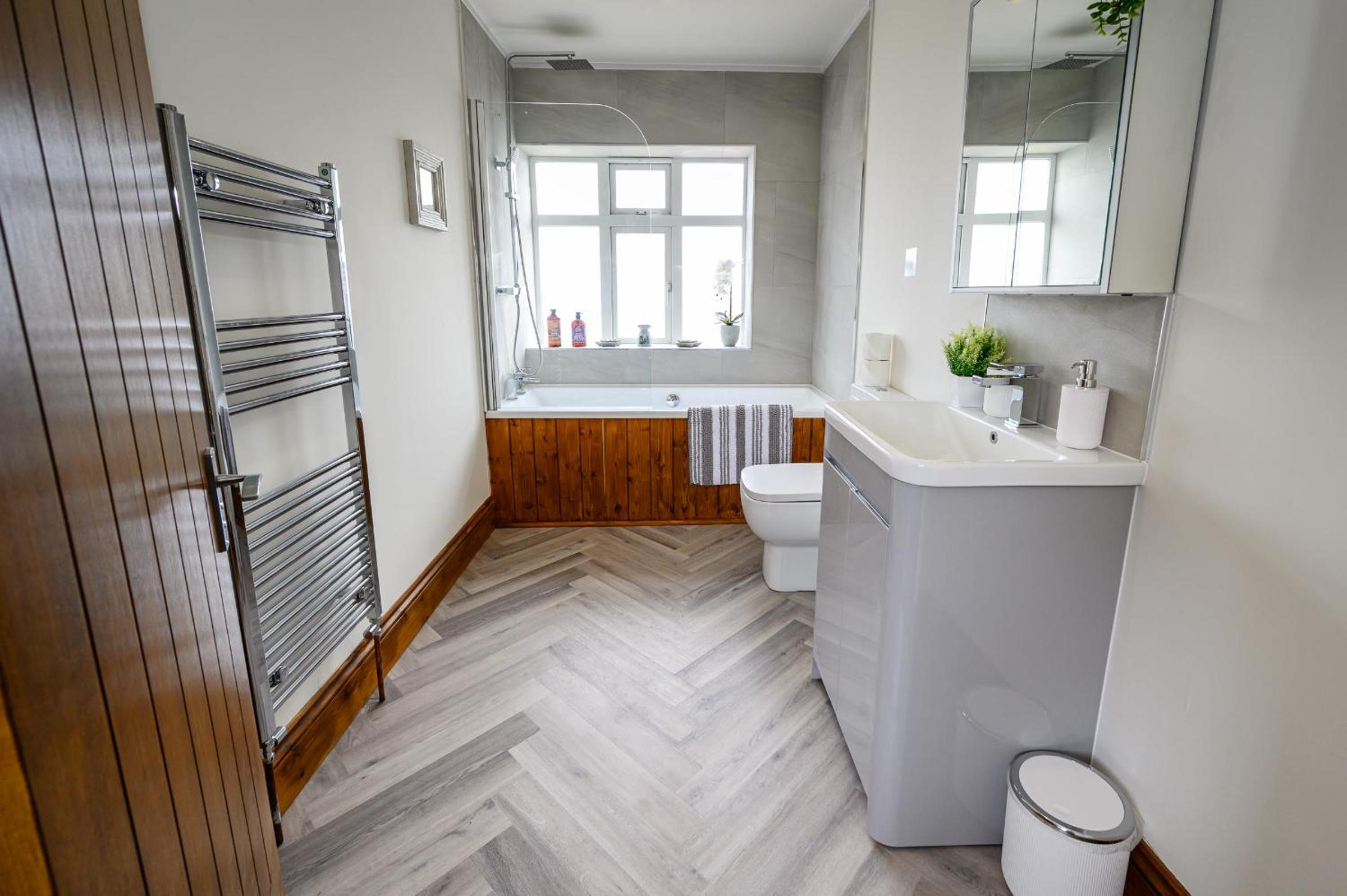 The Farmhouse Private HOT TUB & SAUNA & TV-CINEMA Room Very Special Home Near Cannock Chase view 4